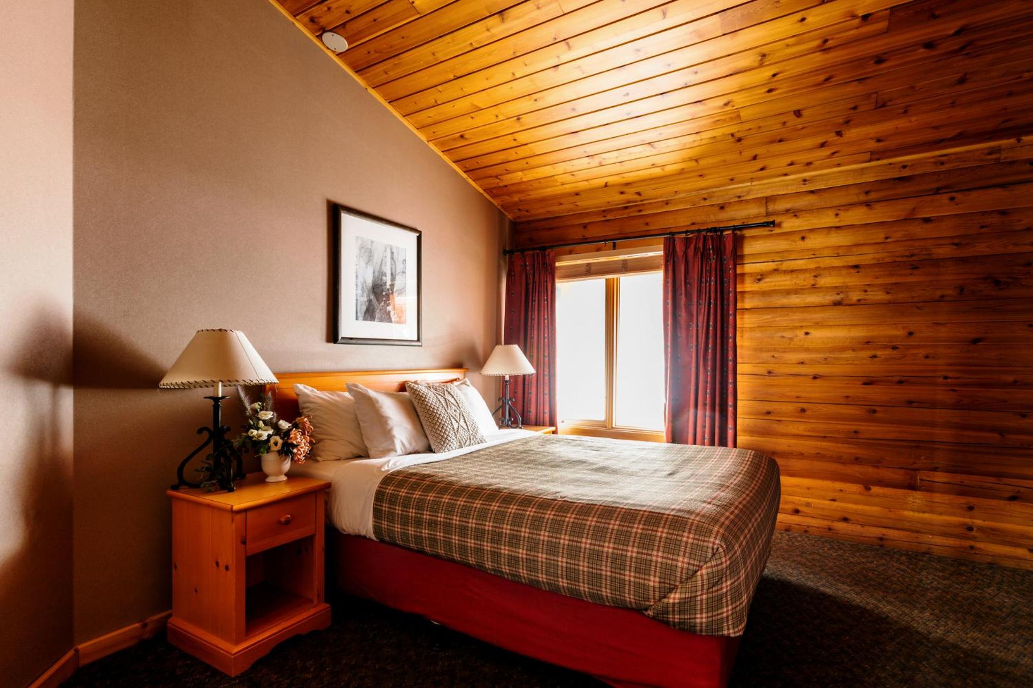 Cedar Lodge Suite - 3 Queens with Sofa photo 1