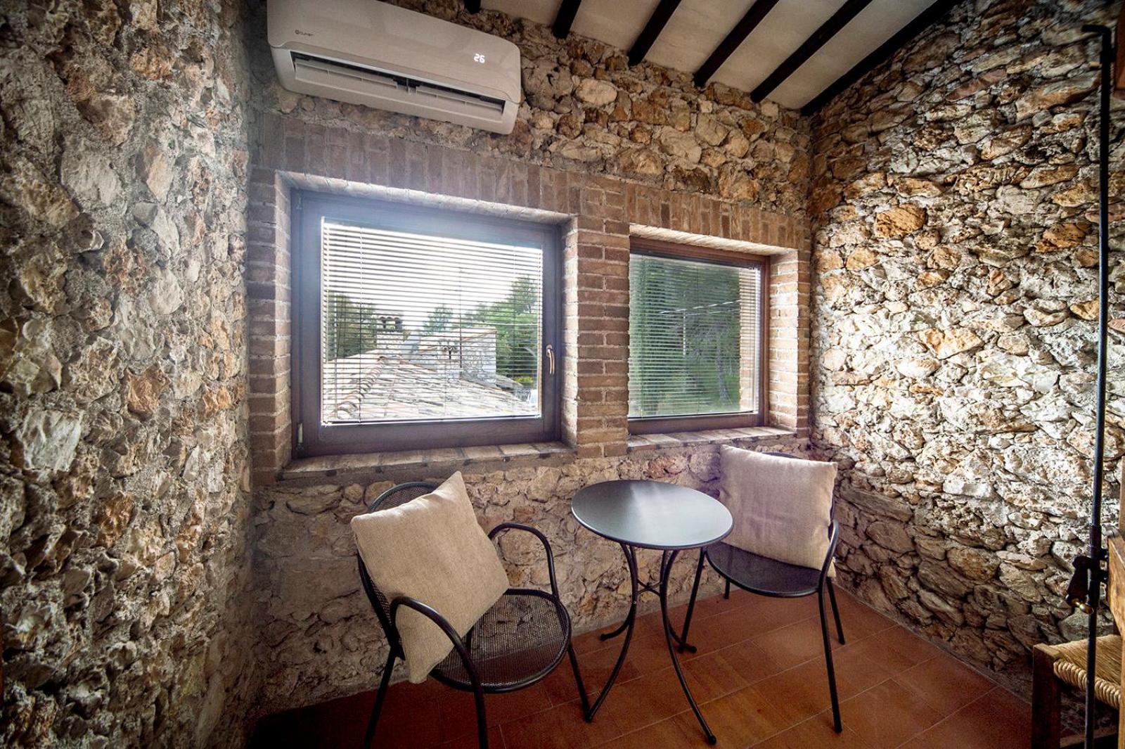 Double Room with Balcony - Photo 4