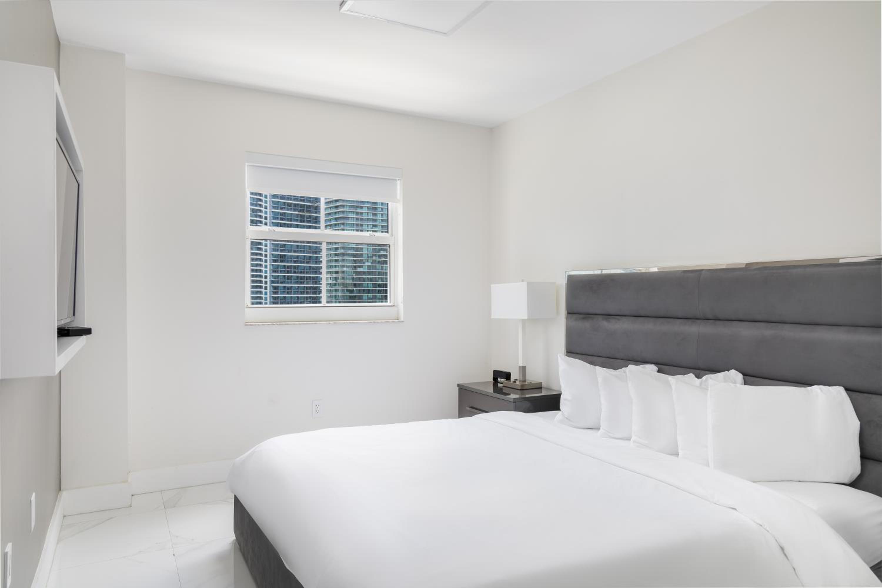 Luxury One Bedroom Suite with Balcony - Photo 3