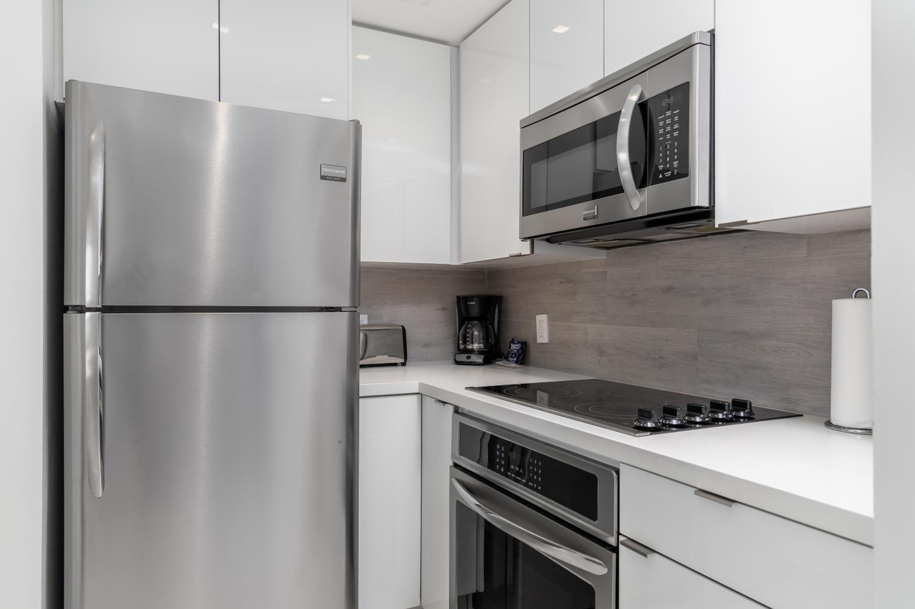 Luxury One Bedroom Suite with Balcony - Photo 4