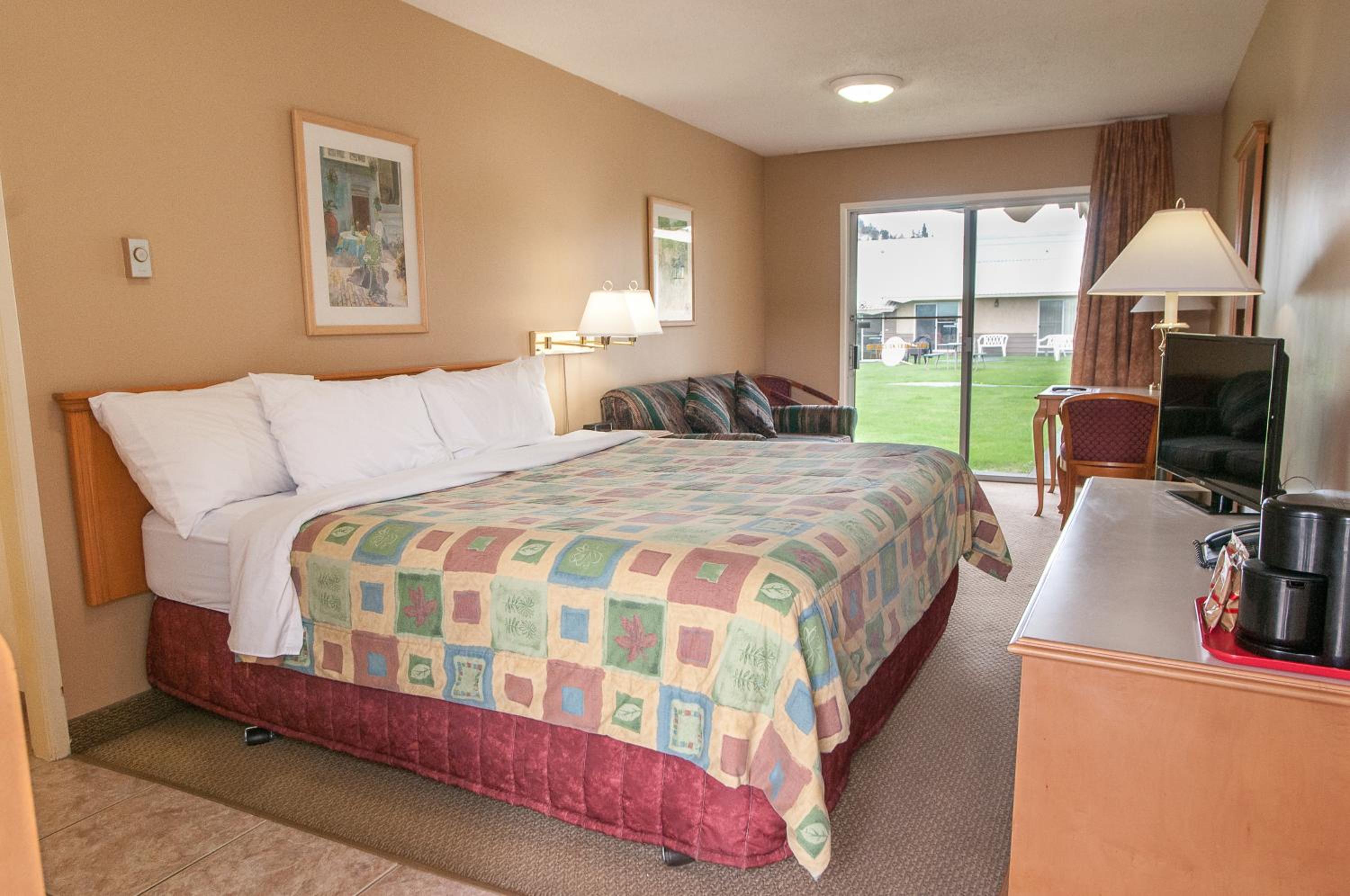 One-Bedroom Suite - Photo 2