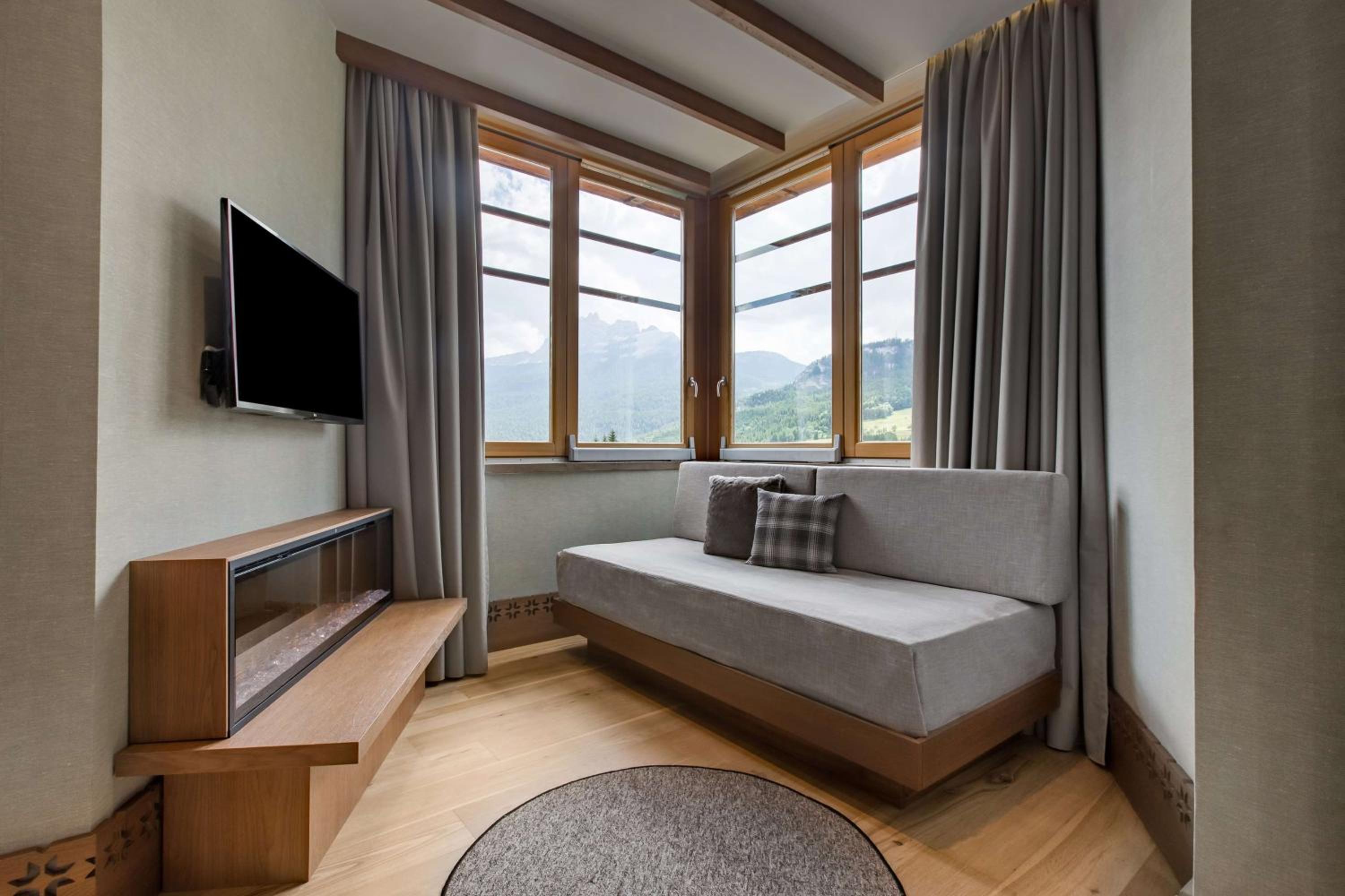 Junior Suite with Dolomites View - Photo 4
