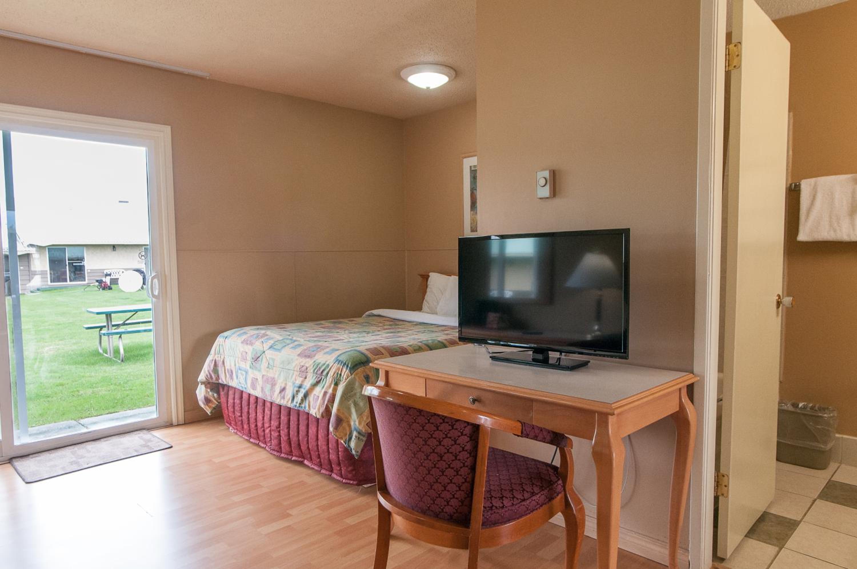Standard Queen Room with Two Queen Beds - Photo 2