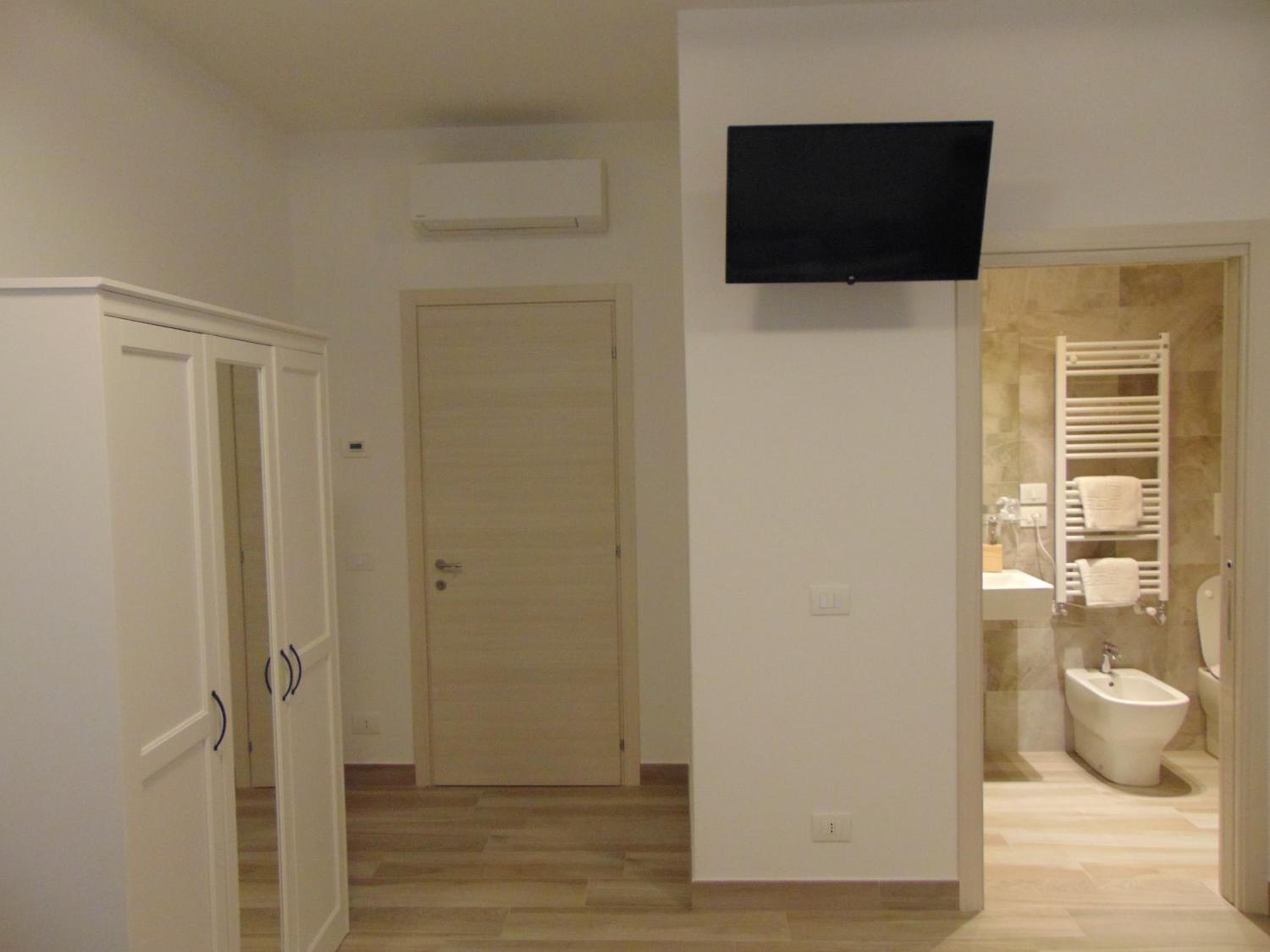 Triple Room with Private Bathroom photo 2