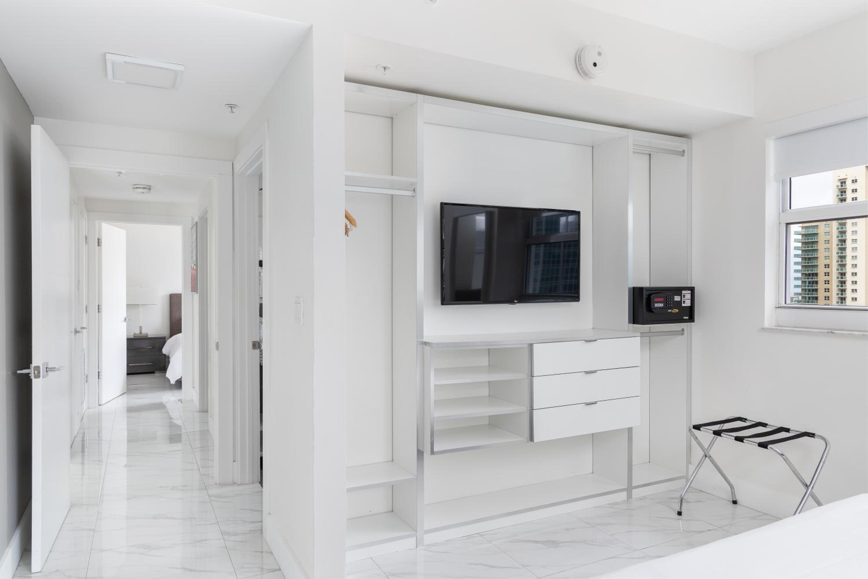 Luxury Two Bedroom Suite with Balcony - Photo 7
