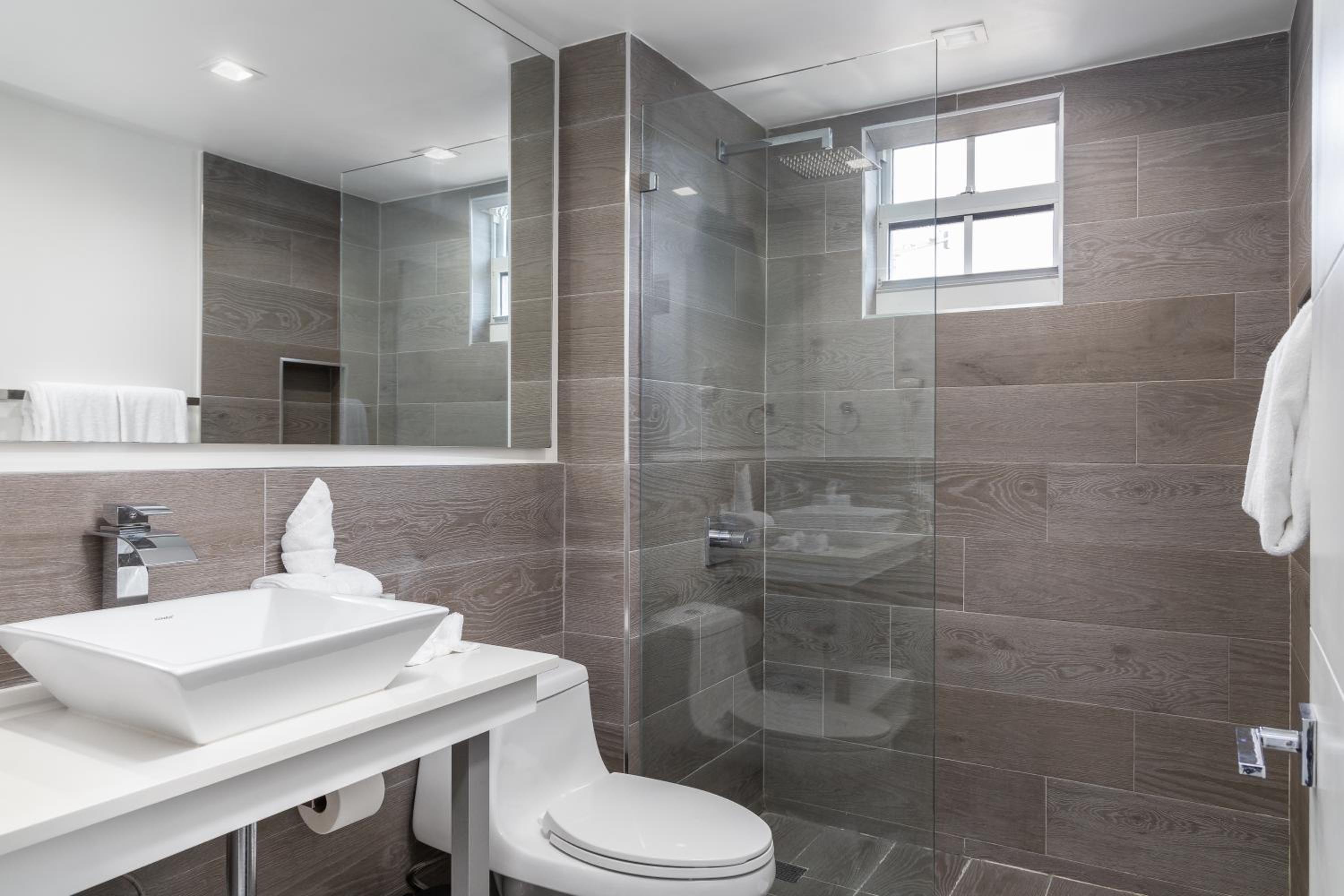 Luxury Two Bedroom Suite with Balcony - Photo 8