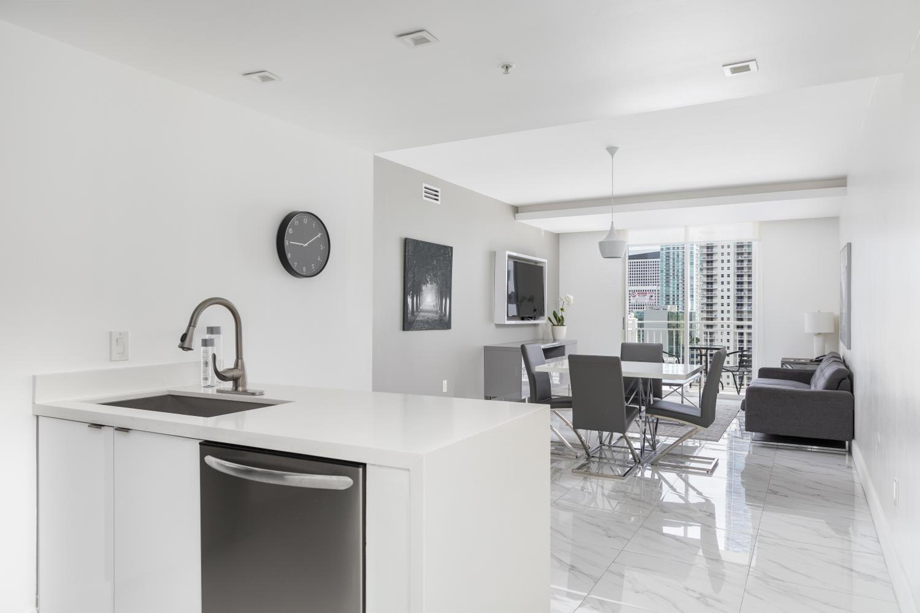 Luxury Two Bedroom Suite with Balcony - Photo 3