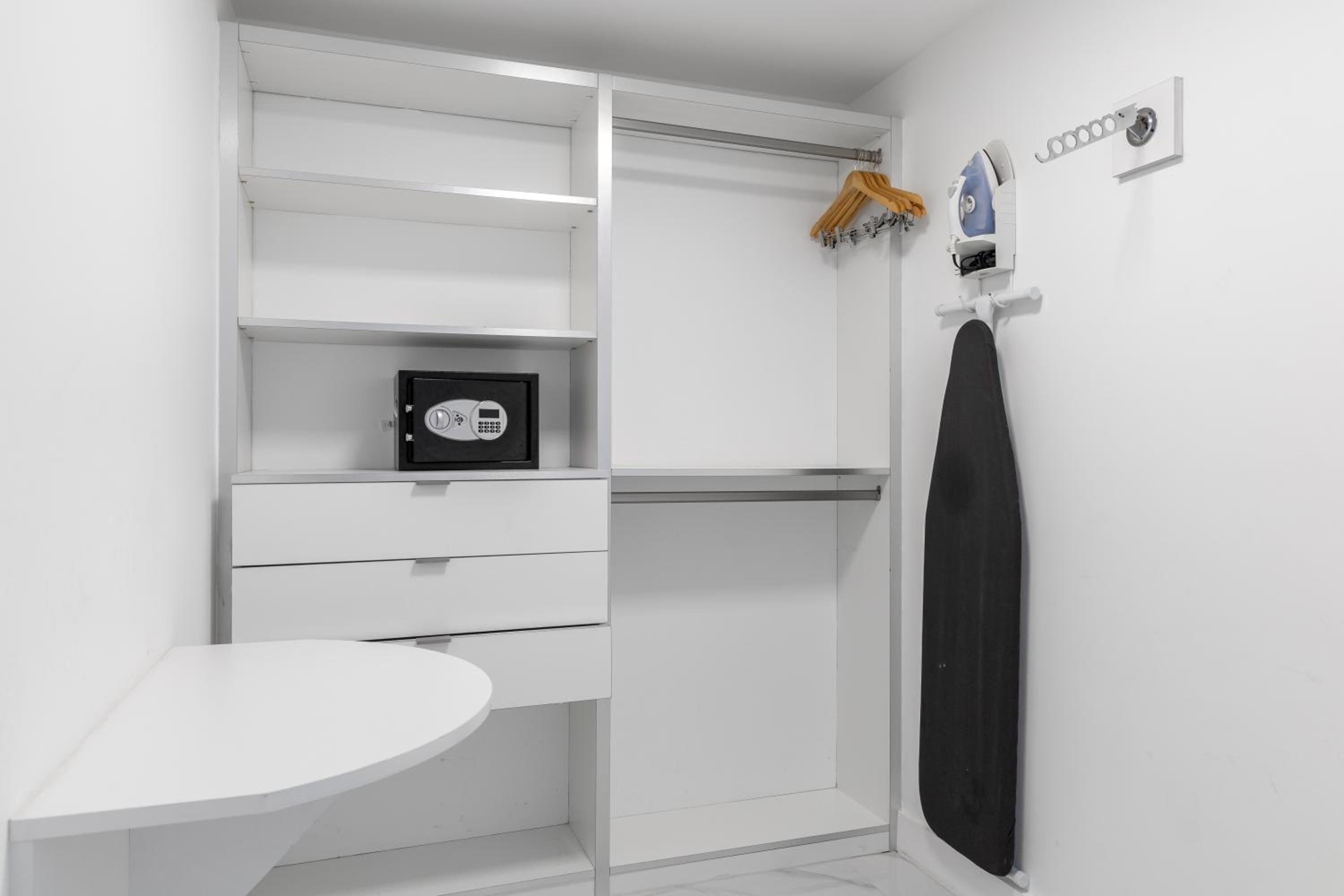 Luxury Two Bedroom Suite with Balcony & Waterview photo 2