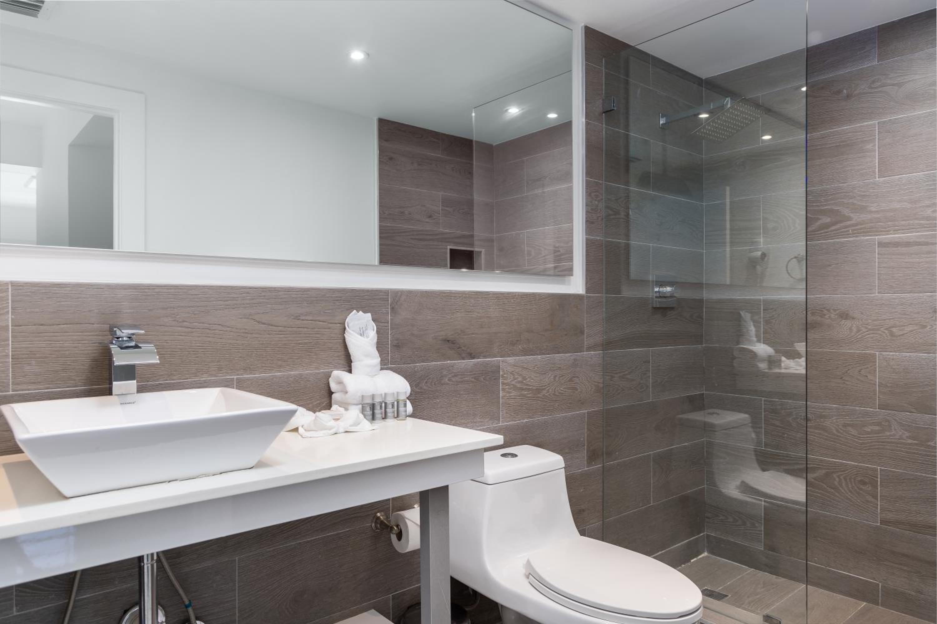 Luxury Two Bedroom Suite with Balcony & Waterview photo 3