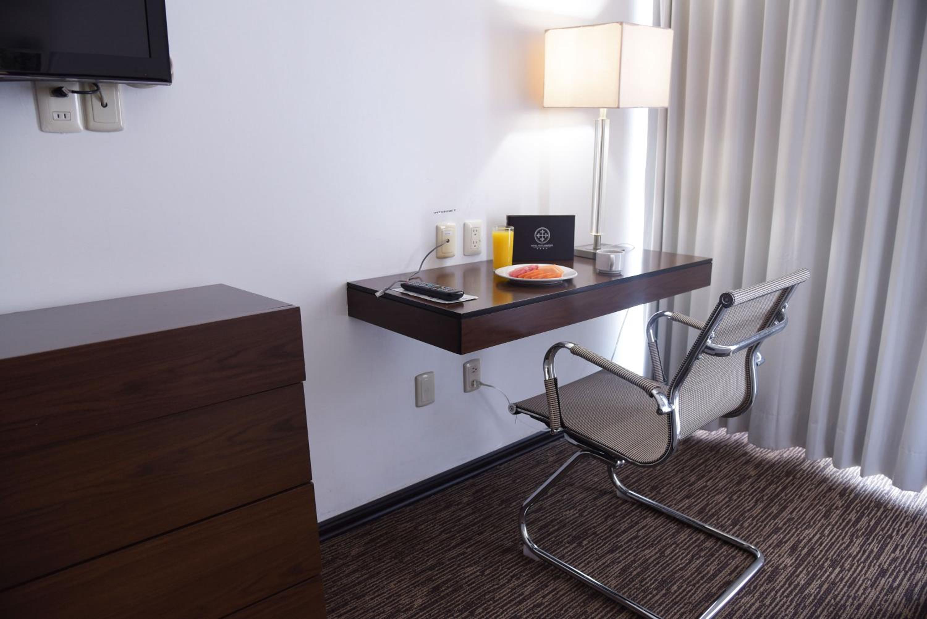 Standard King Room - Photo 3
