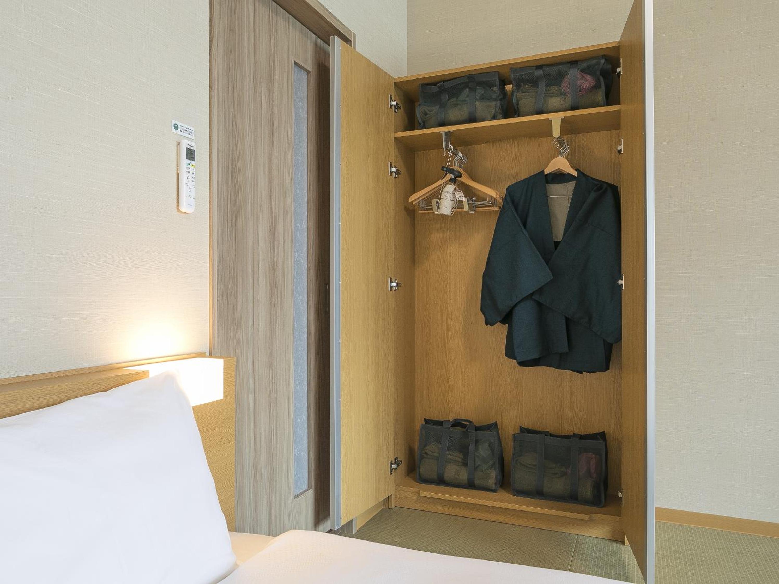 Deluxe Twin Room with Sea View - Photo 11