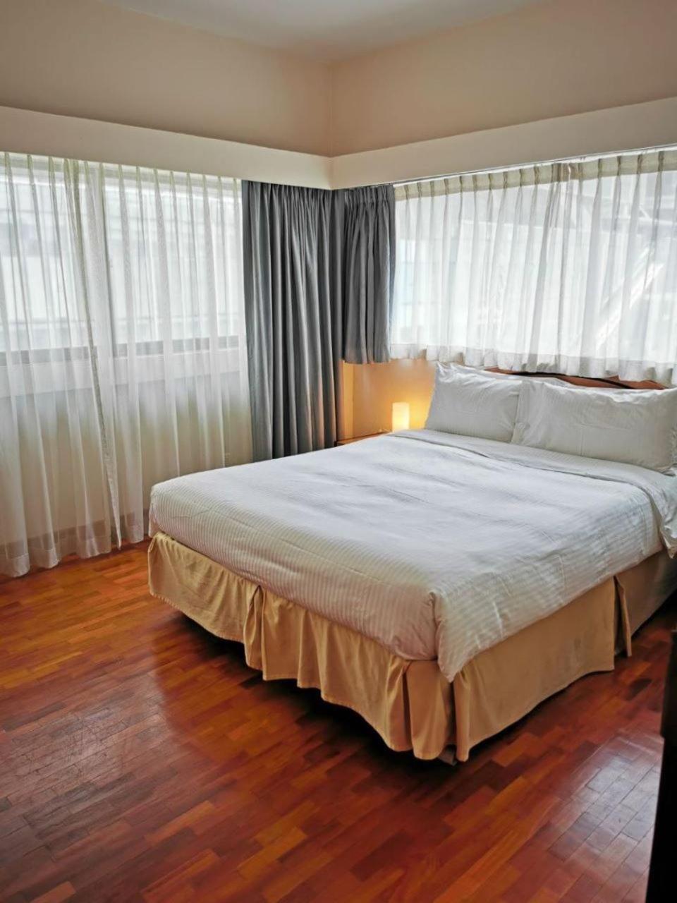 1 Executive Suite photo 1