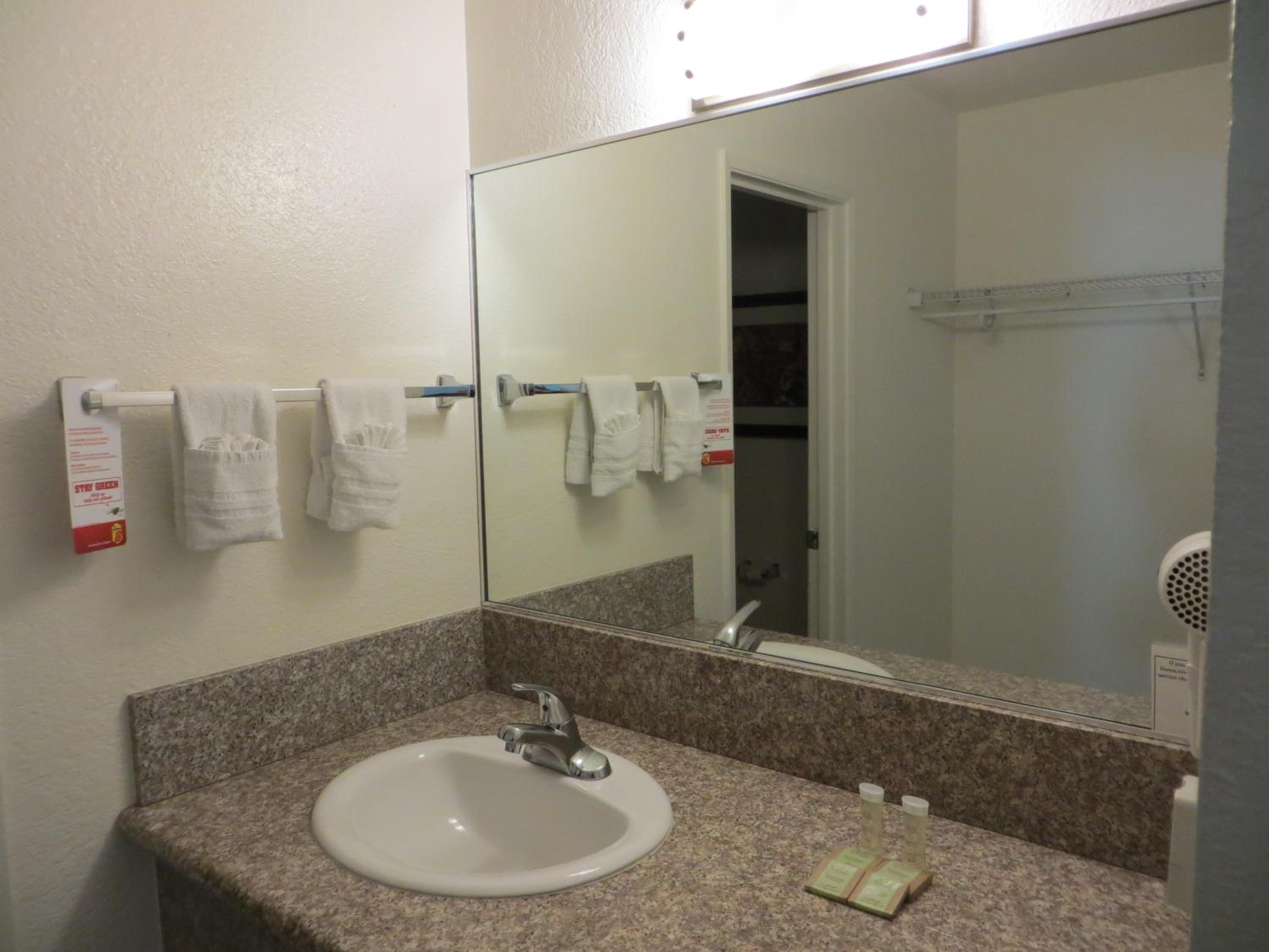 Queen Room - Non-Smoking - Photo 5