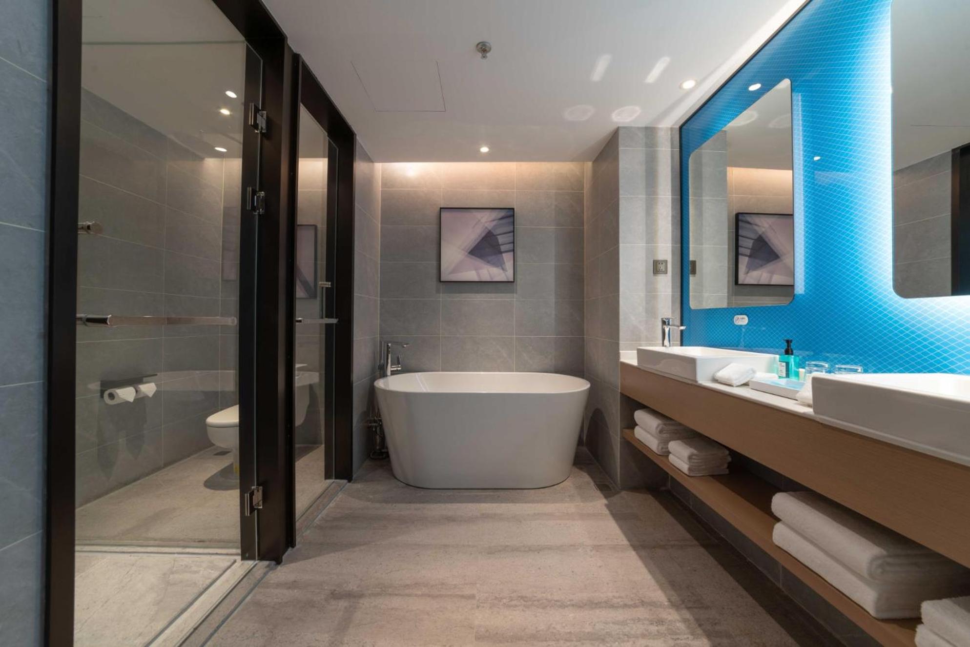 One-Bedroom King Suite with City View - Photo 3