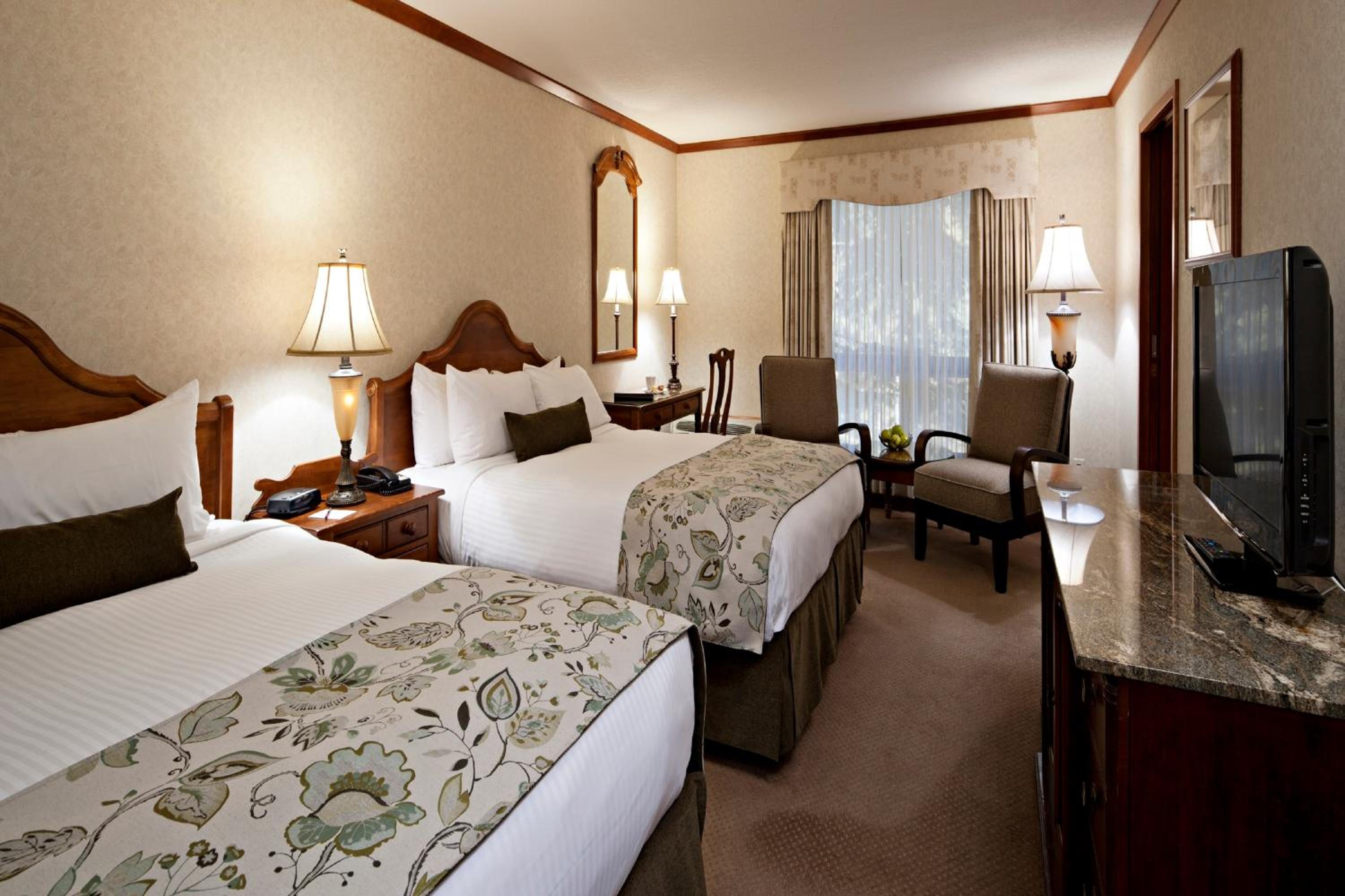 Deluxe Room with Two Queen Beds - Photo 6