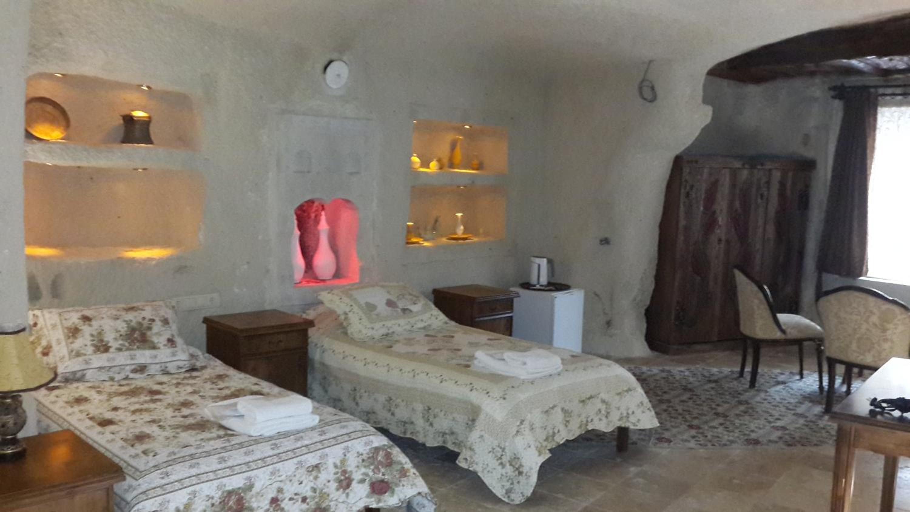 Standard Quadruple Cave Room (No Window), photo 7