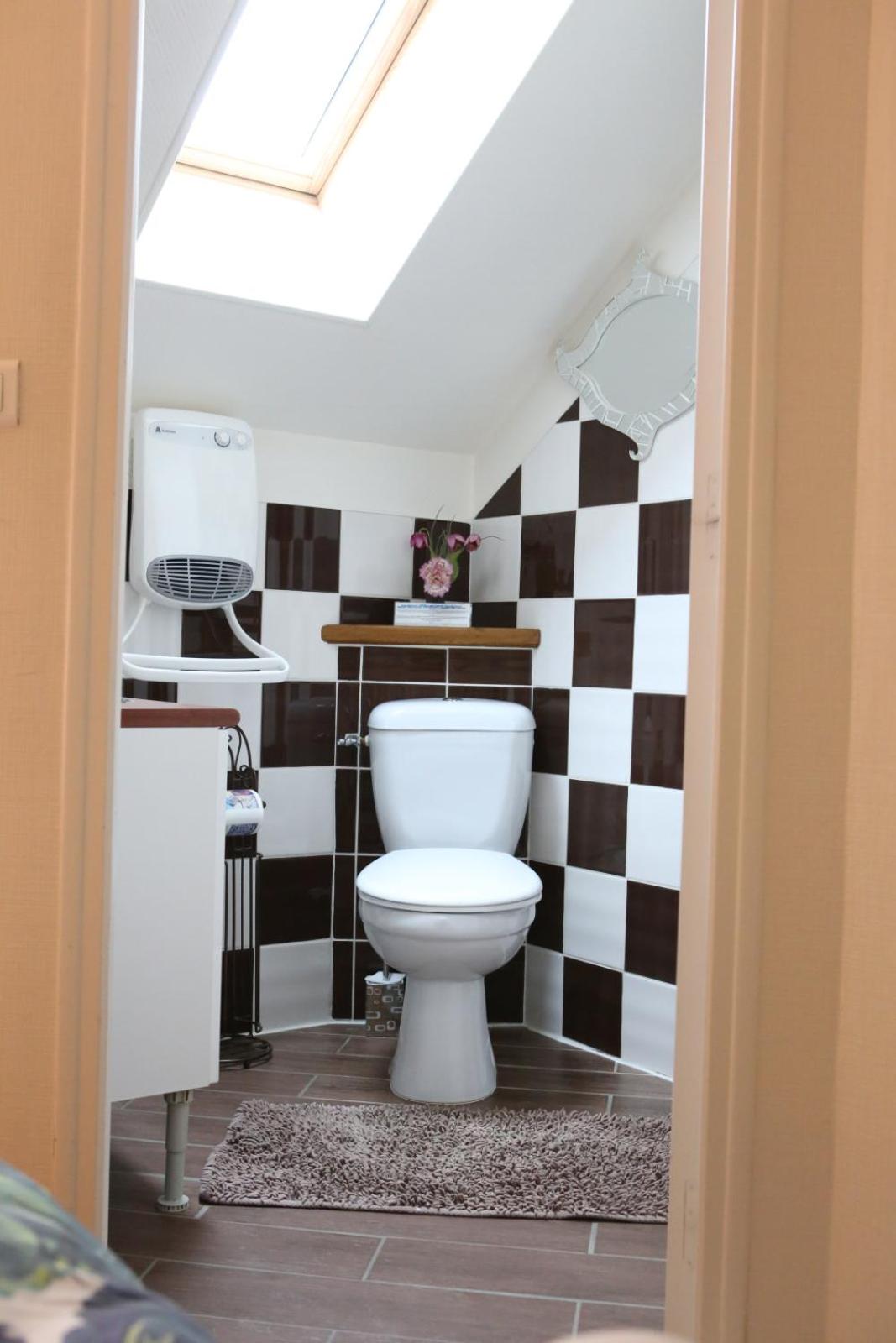 Family Room with Private Bathroom photo 2