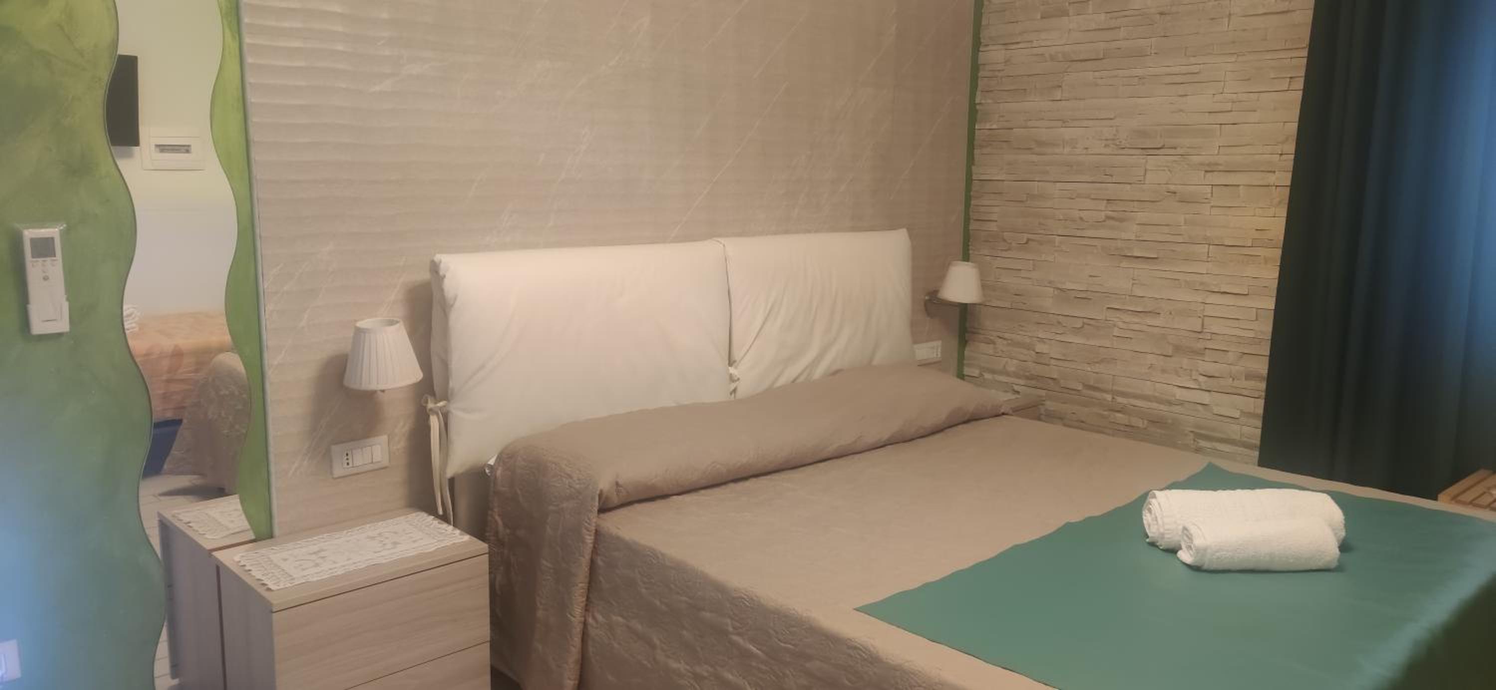 King Room with Roll-In Shower - Disability Access - Photo 1