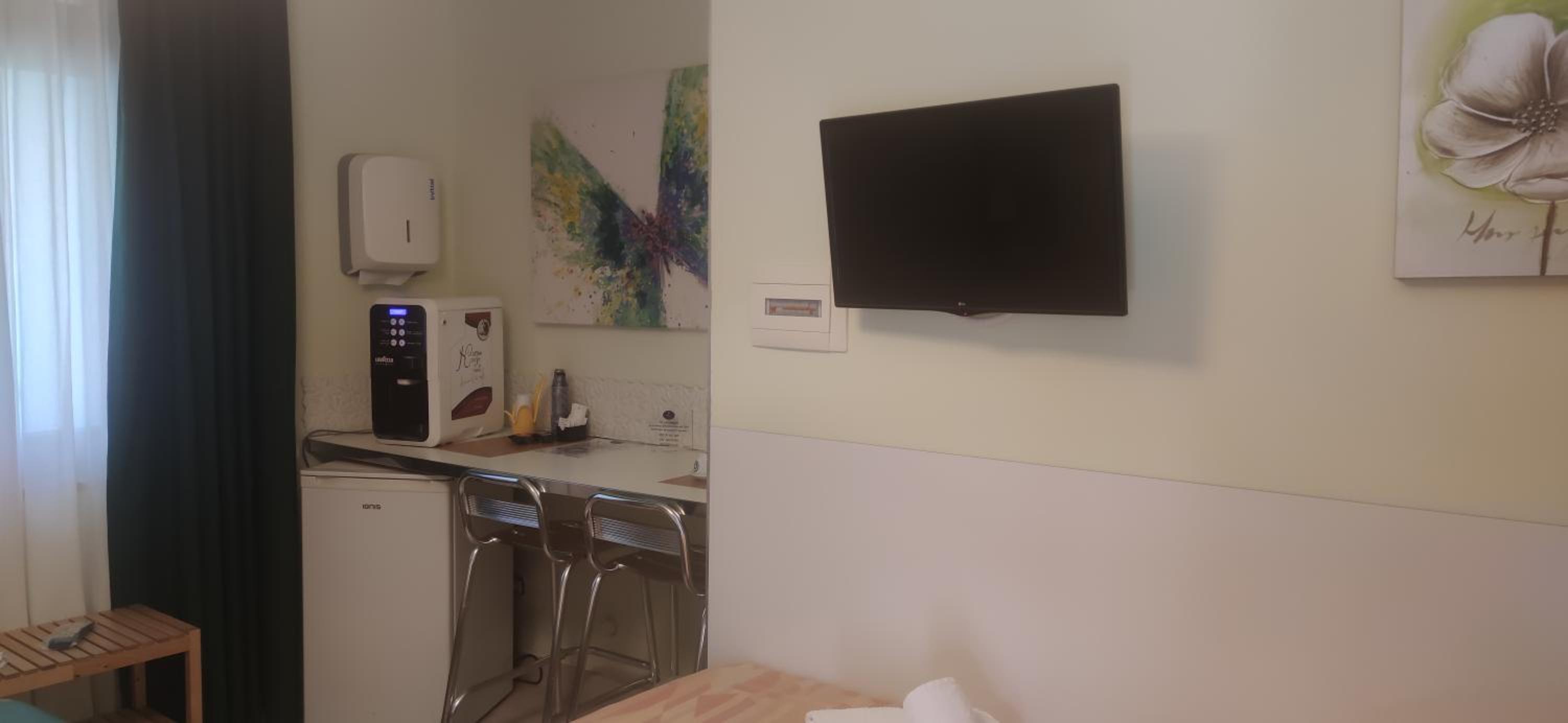 King Room with Roll-In Shower - Disability Access - Photo 17