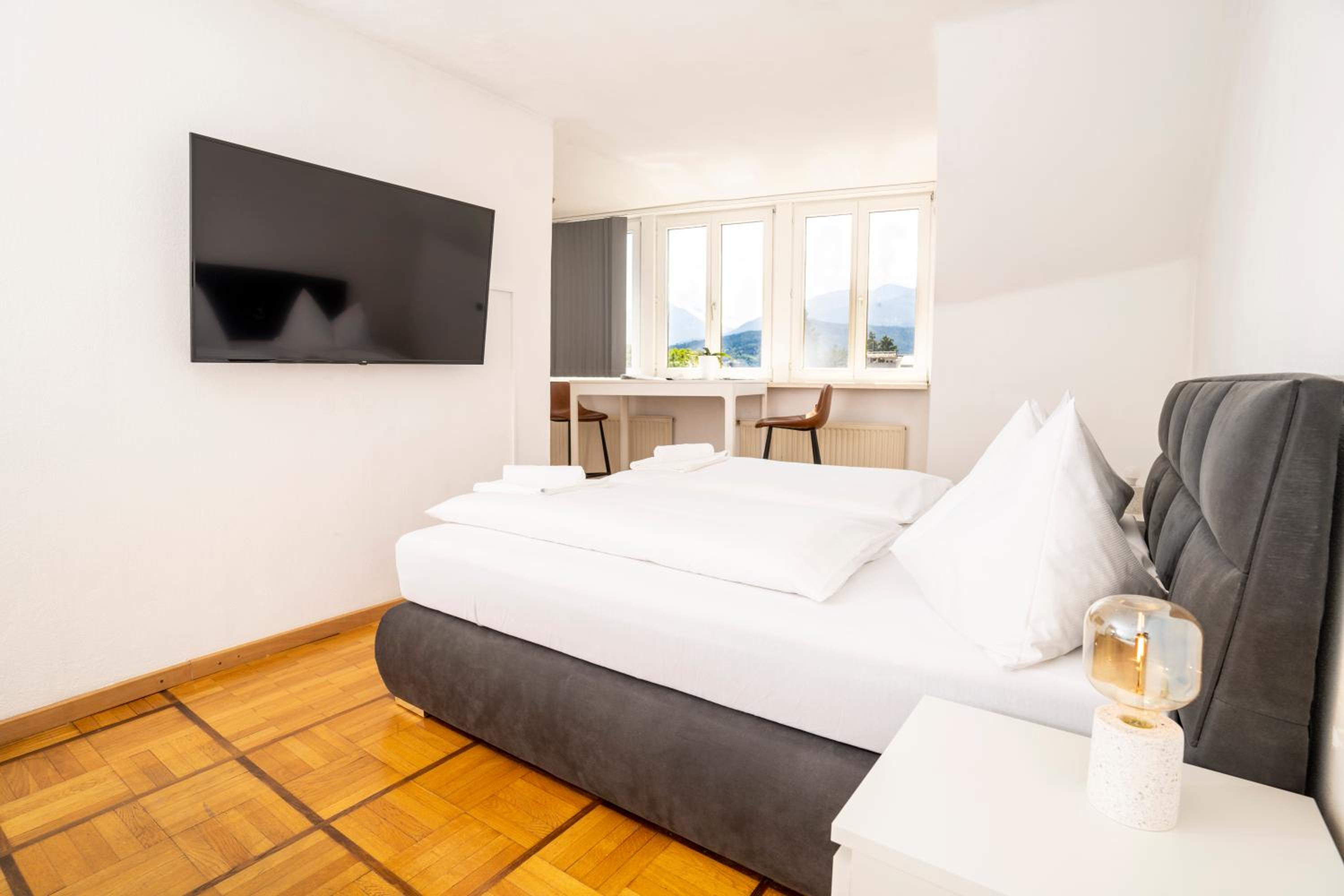 Apartment with Mountain View - Photo 5