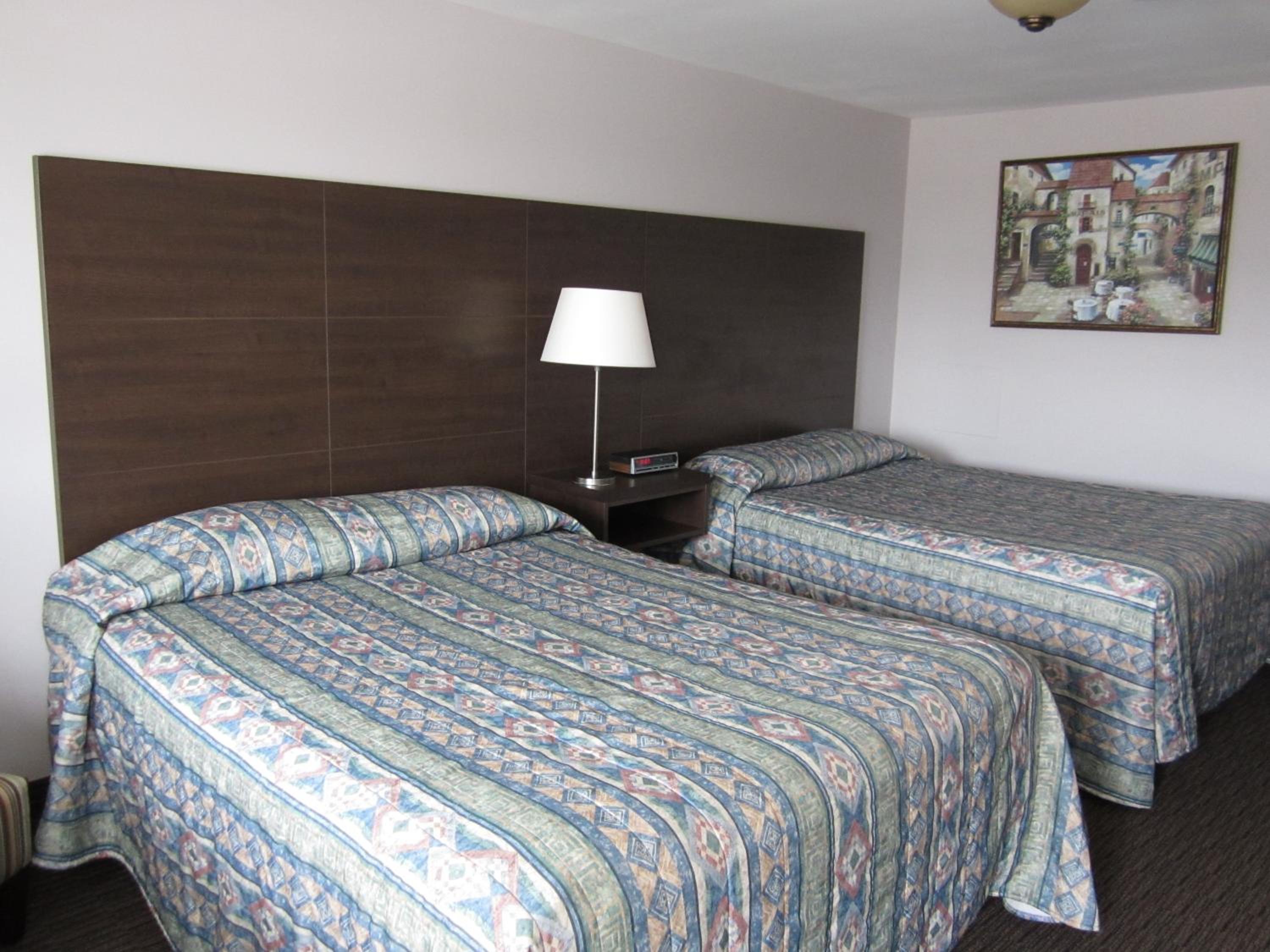 Queen Room with Two Queen Beds photo 2