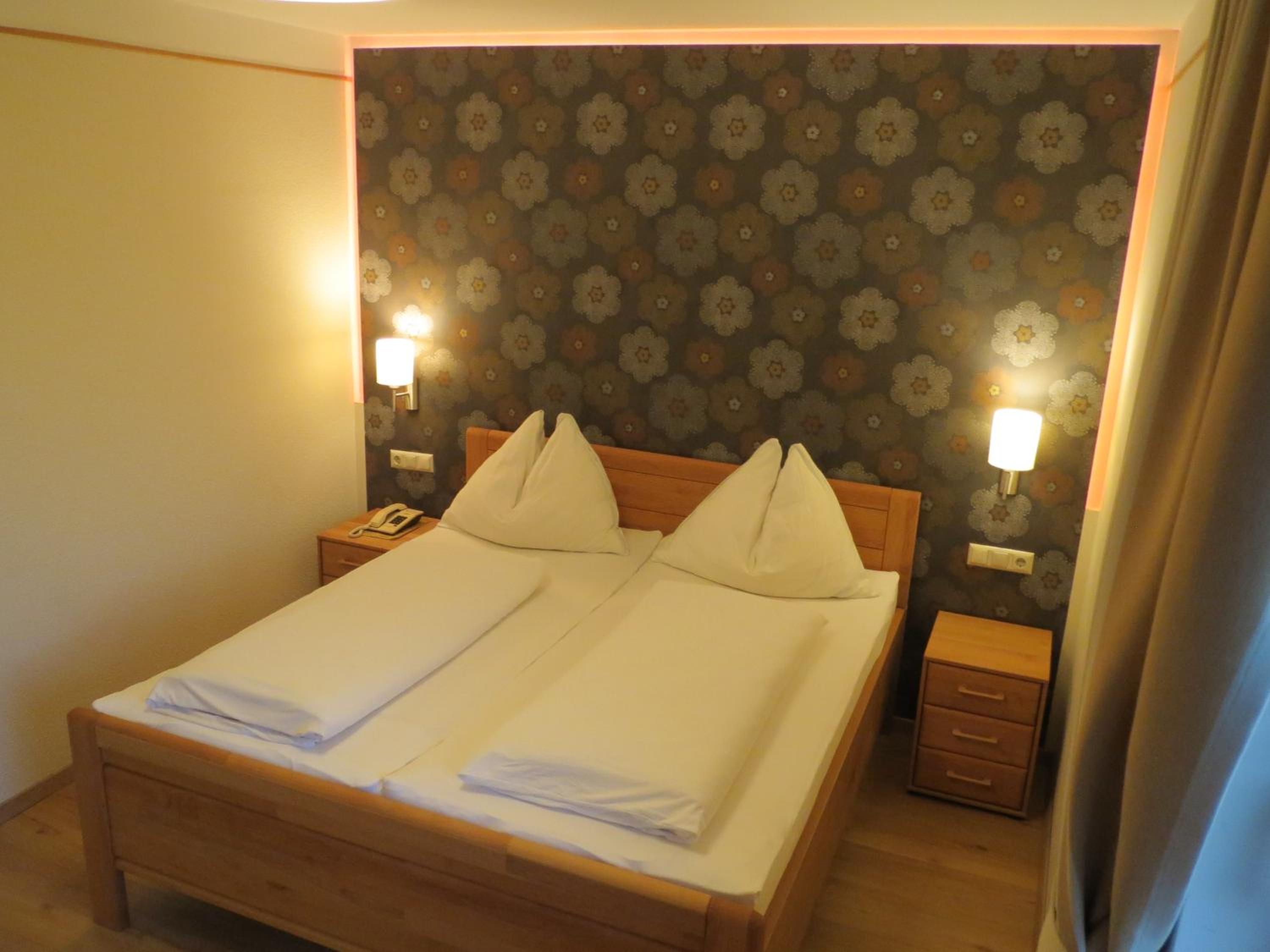 Deluxe Double Room with Shower - Photo 1