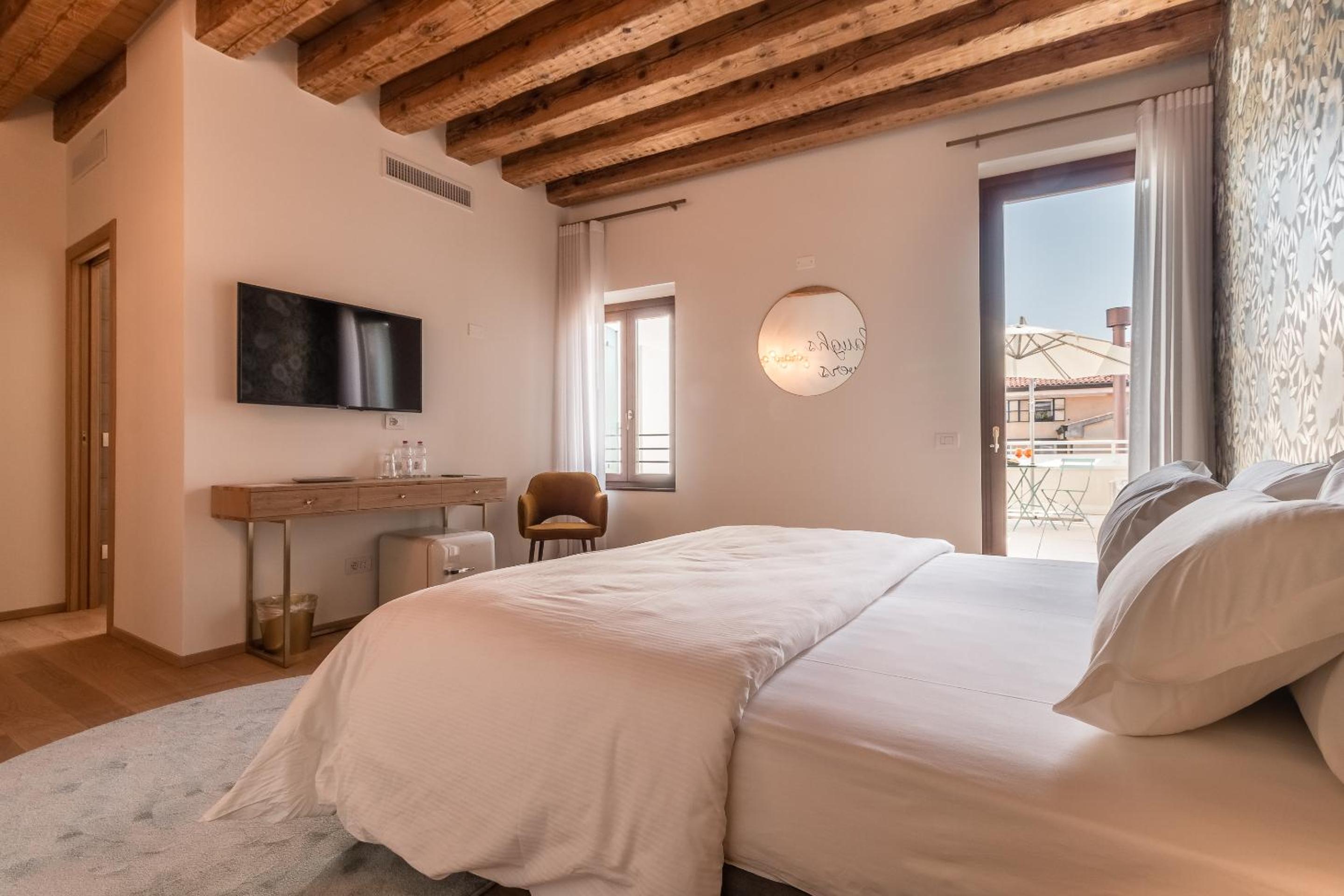 Double Room with Balcony - Photo 8