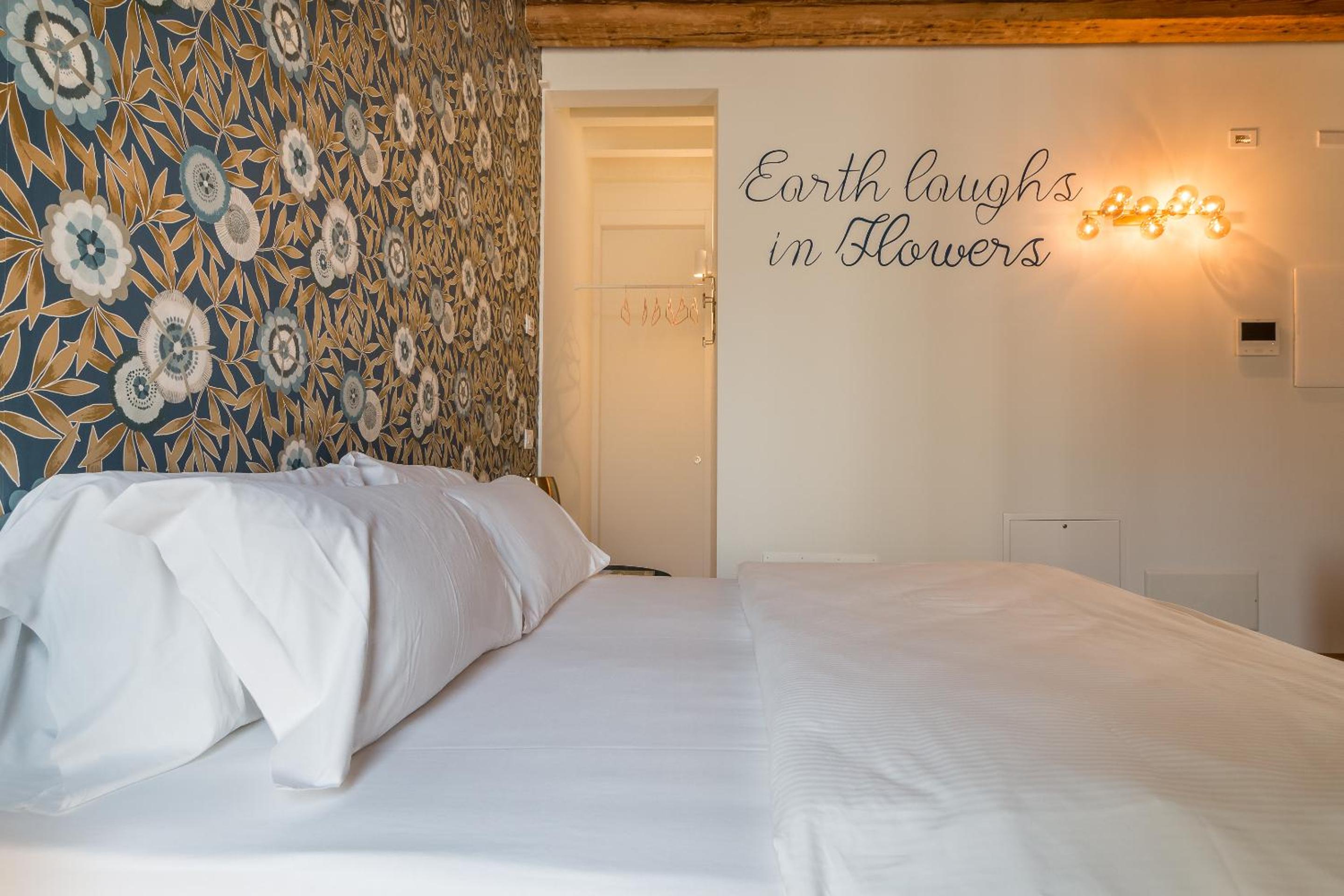 Double Room with Balcony - Photo 6