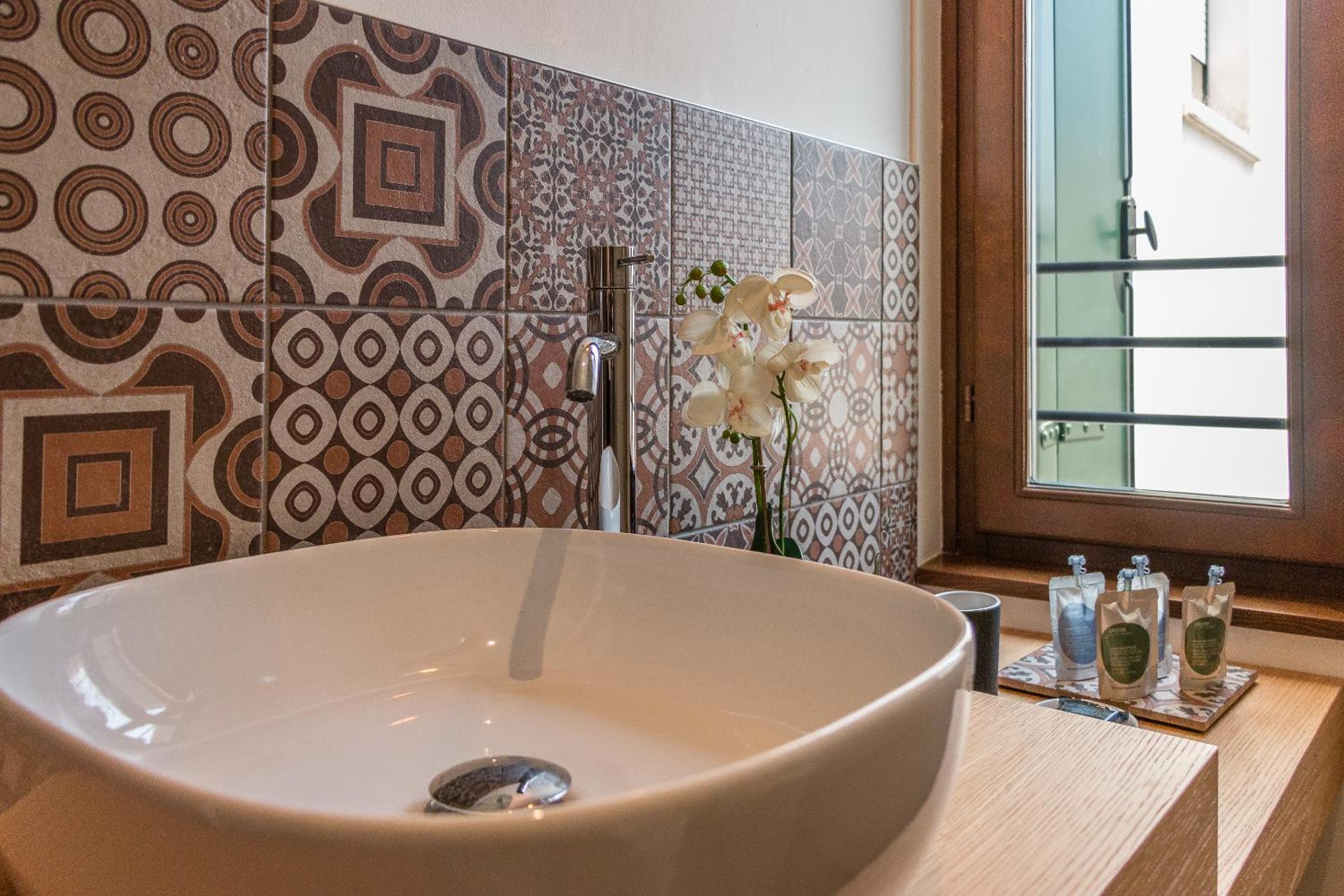Double Room with Balcony - Photo 4
