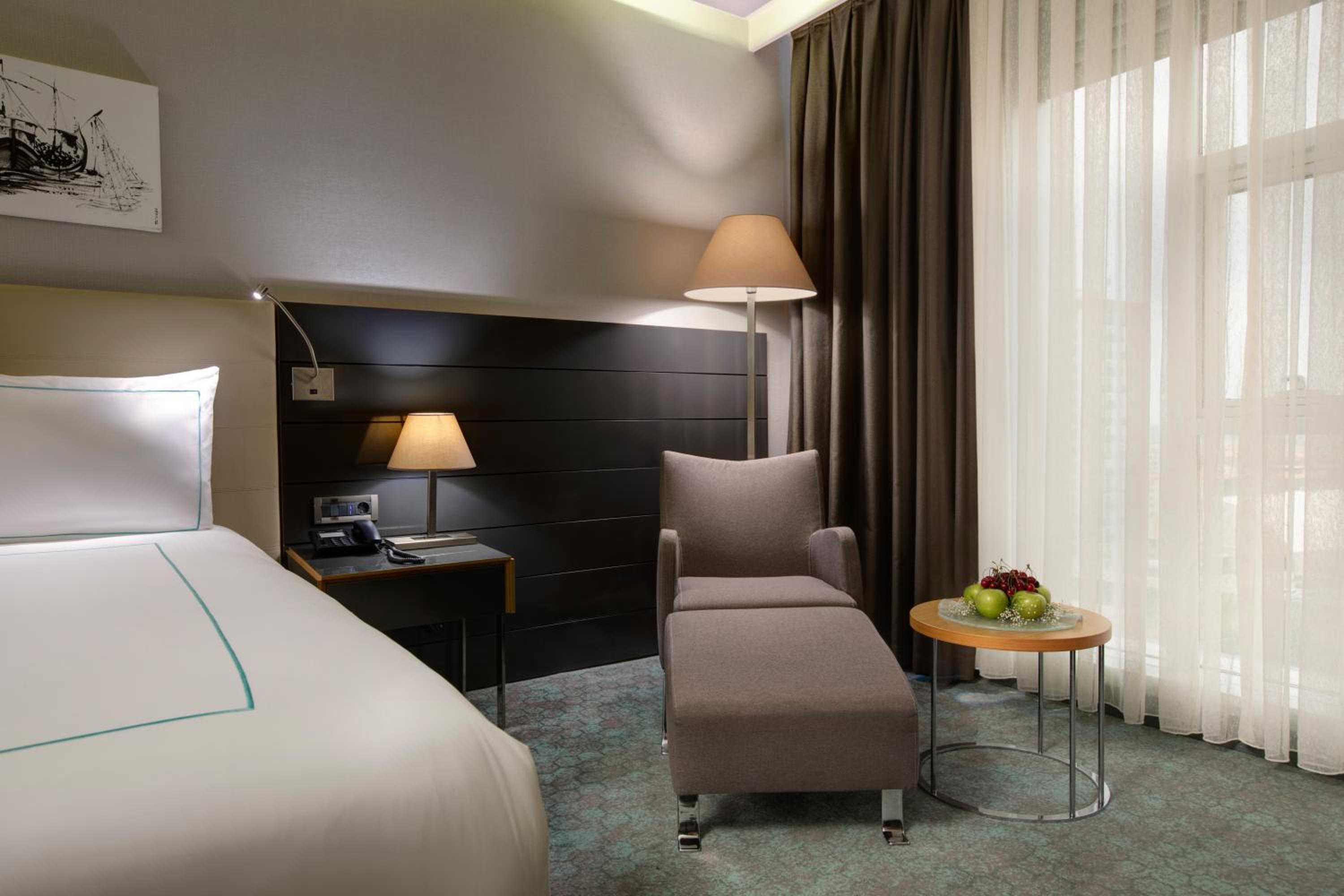 Deluxe King Room - Photo 2