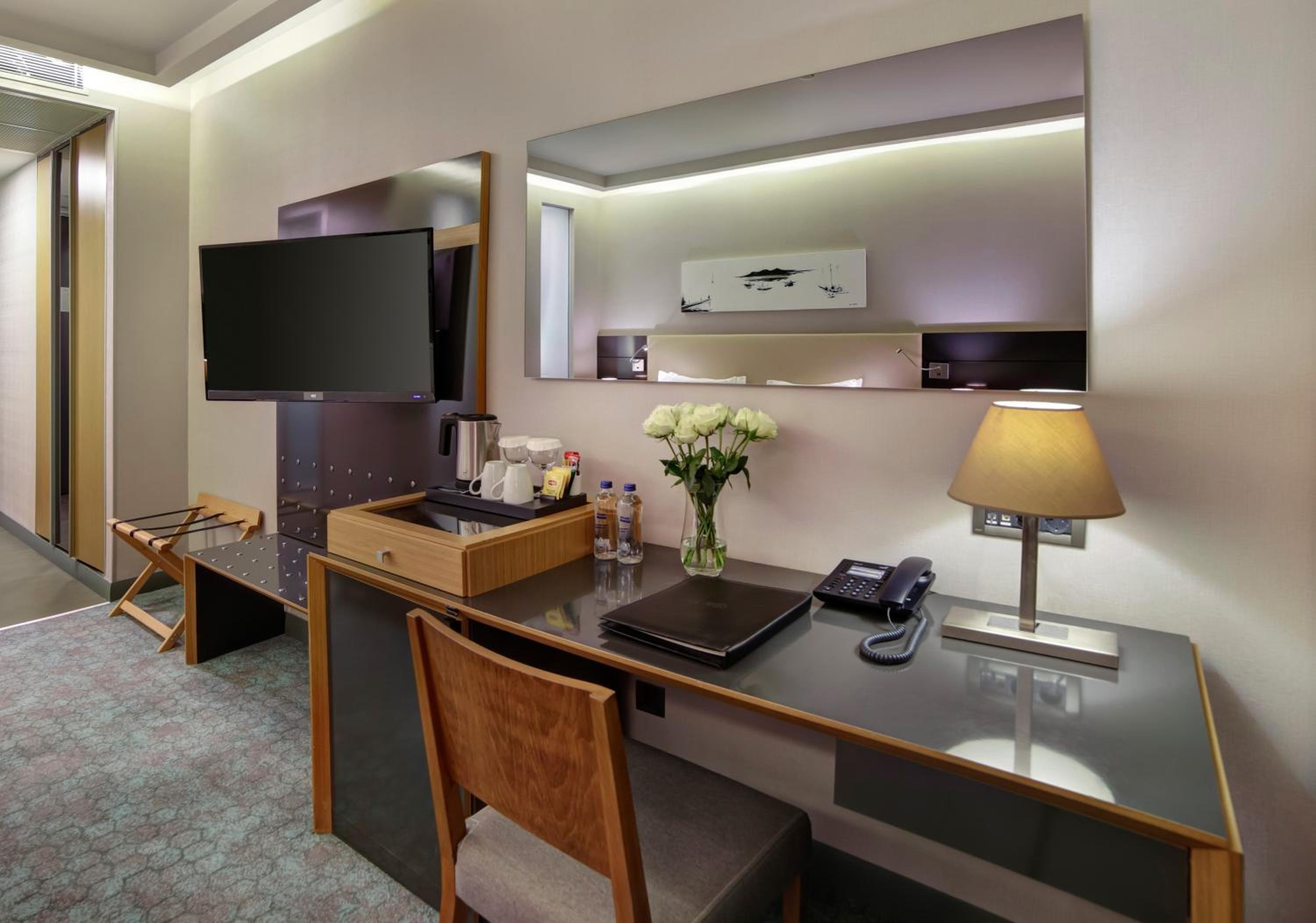 Deluxe King Room - Photo 4