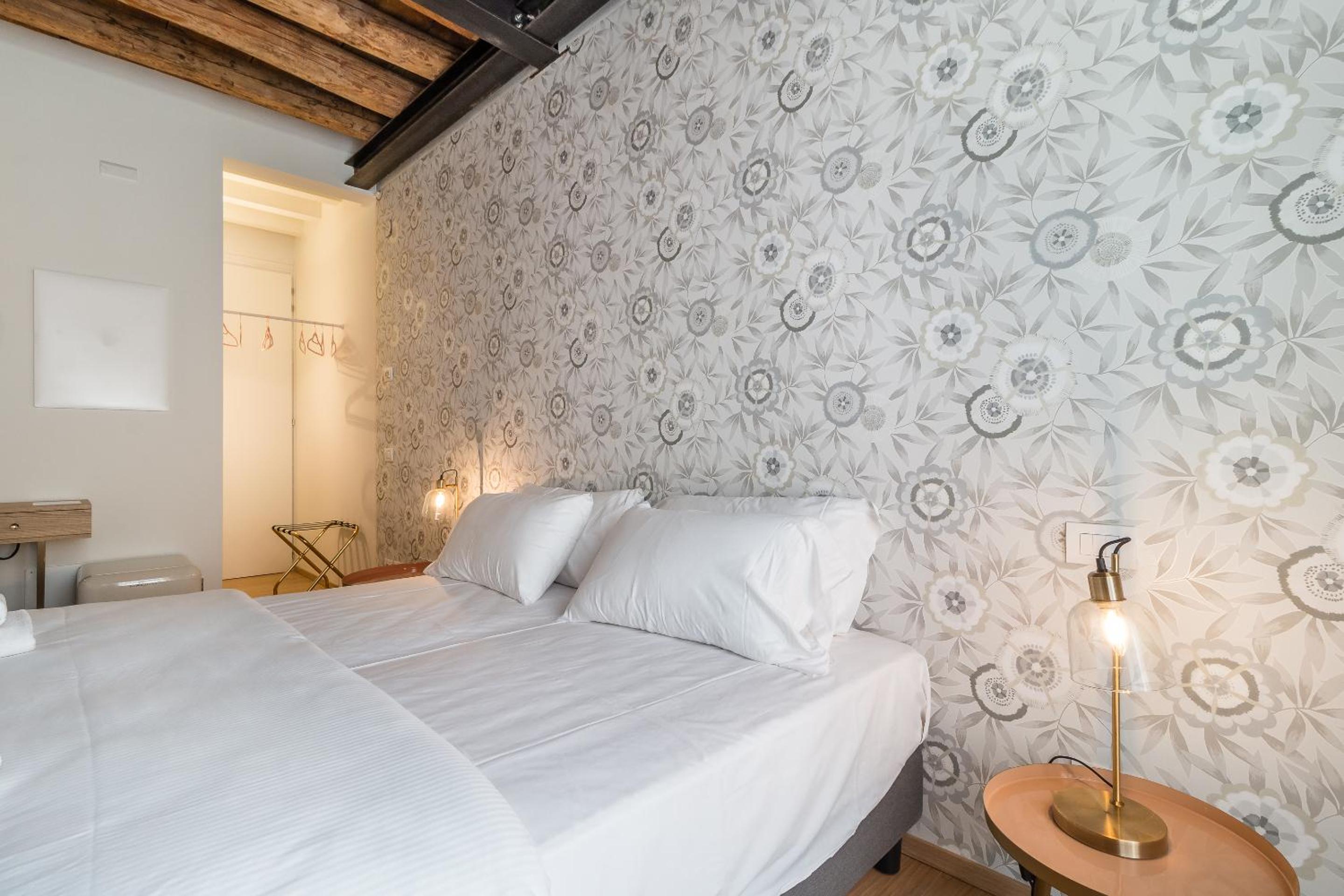 Small Double Room - Photo 8