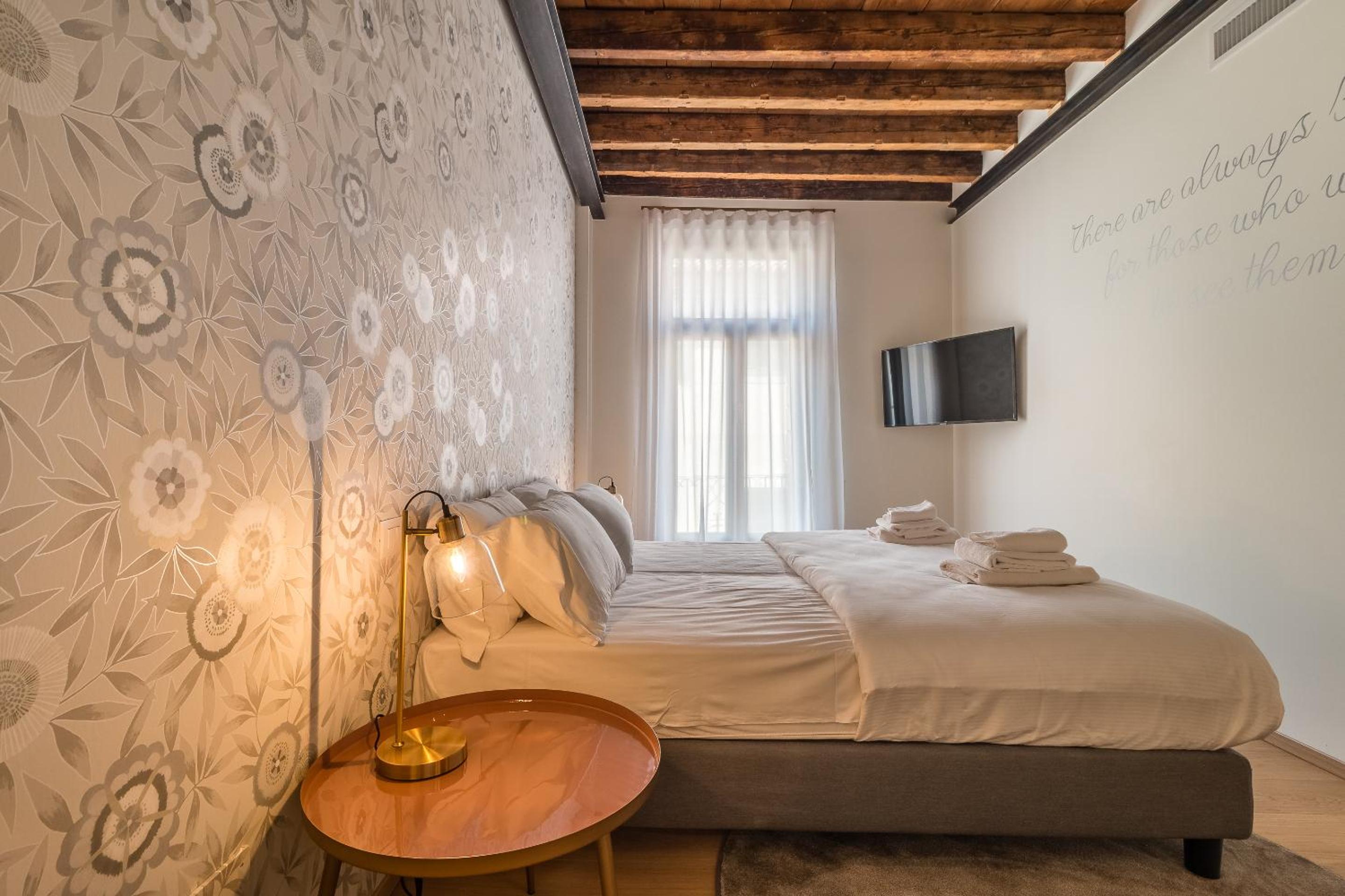 Small Double Room - Photo 9