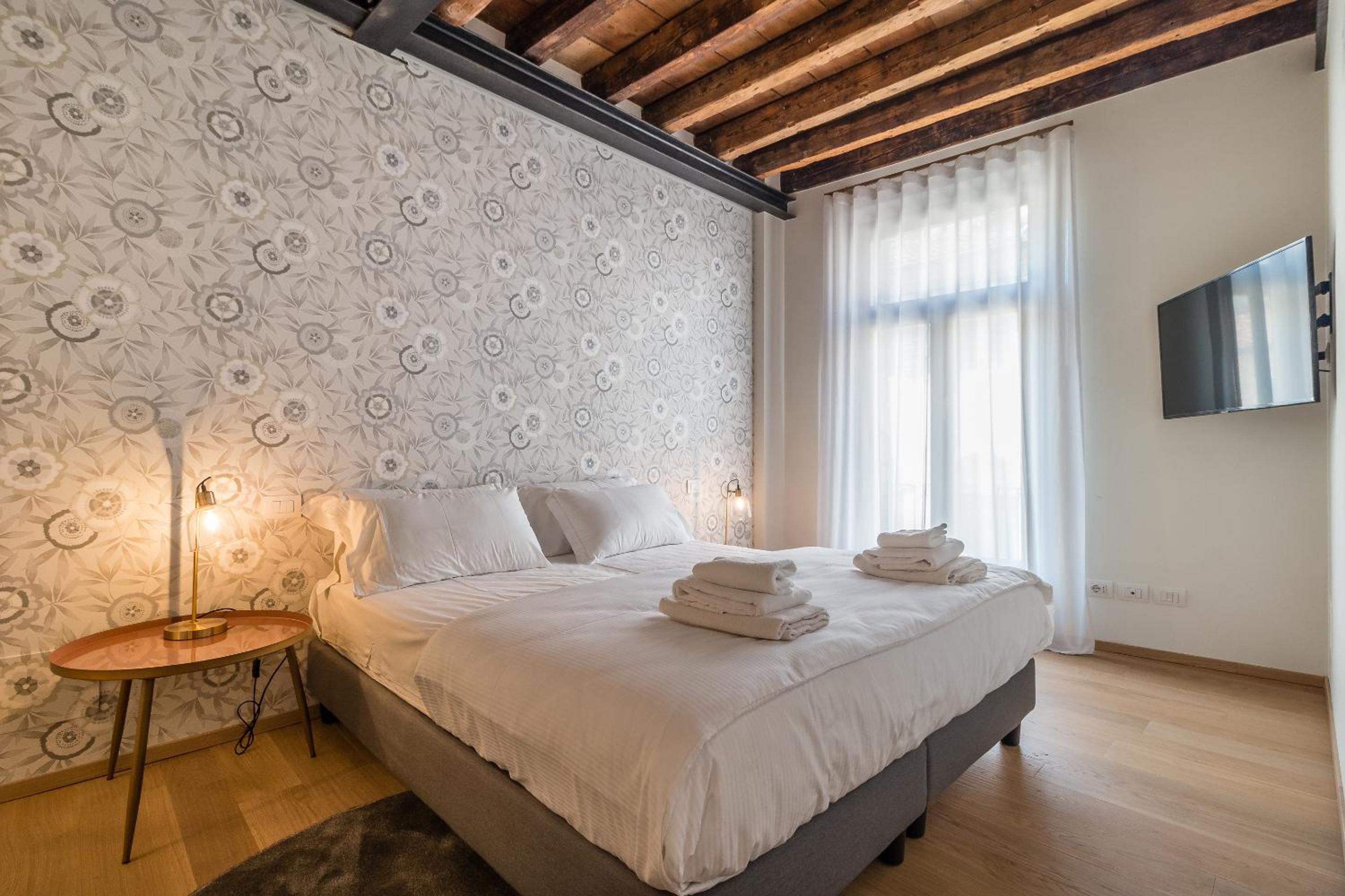 Small Double Room - Photo 10