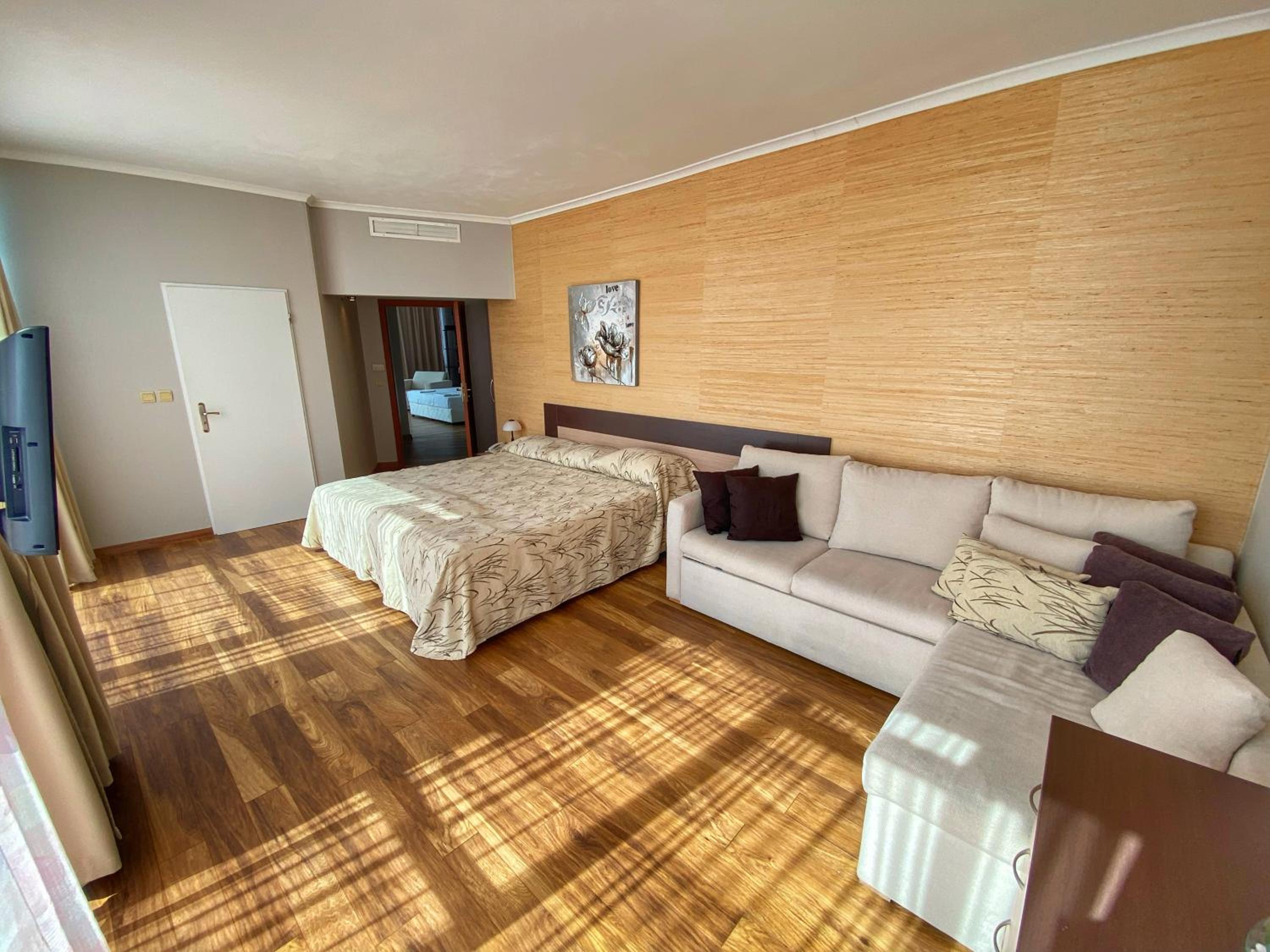 Two-Bedroom Apartment with Balcony and Sea View photo 2