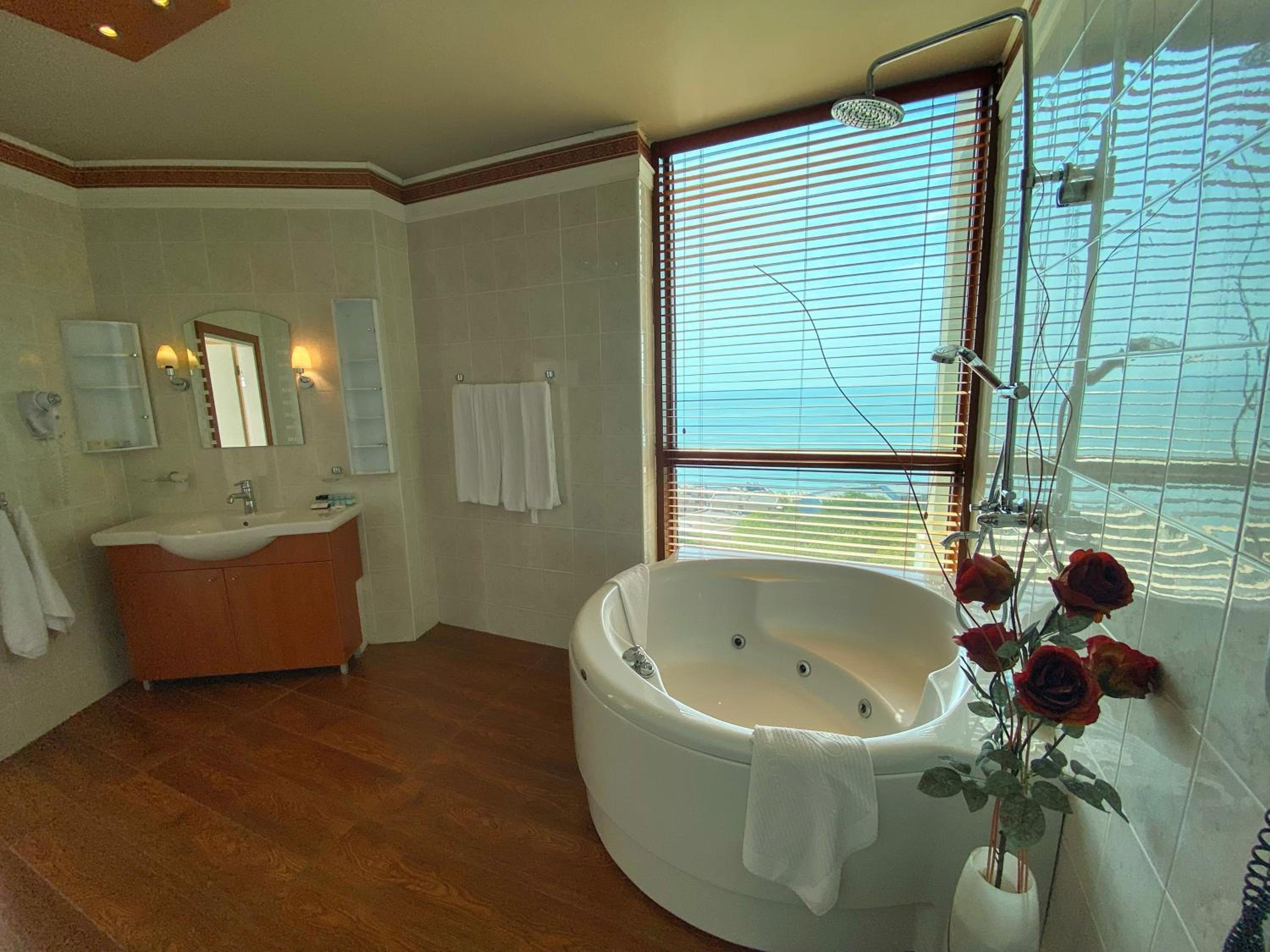Two-Bedroom Apartment with Balcony and Sea View photo 3