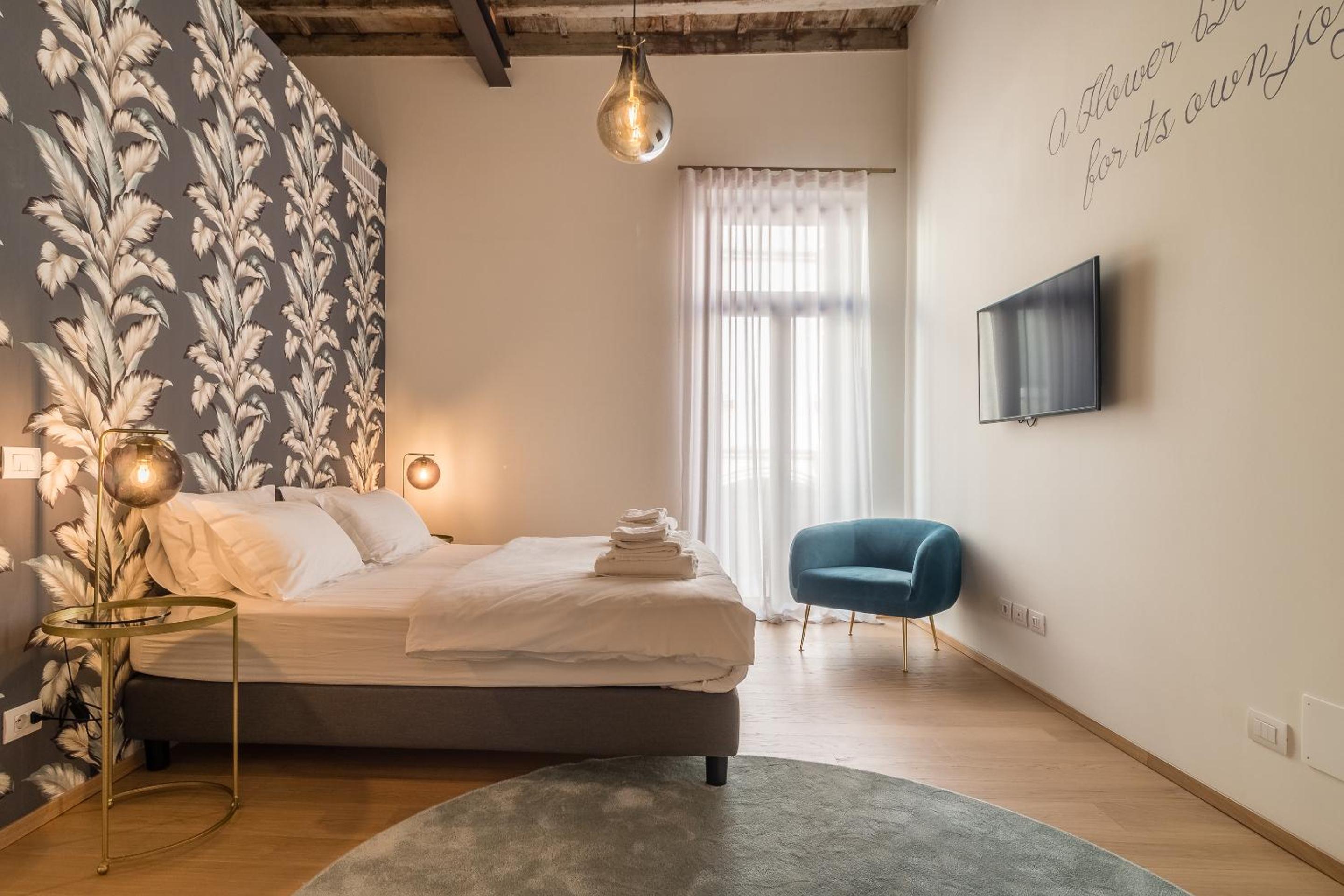Large Double Room - Photo 1