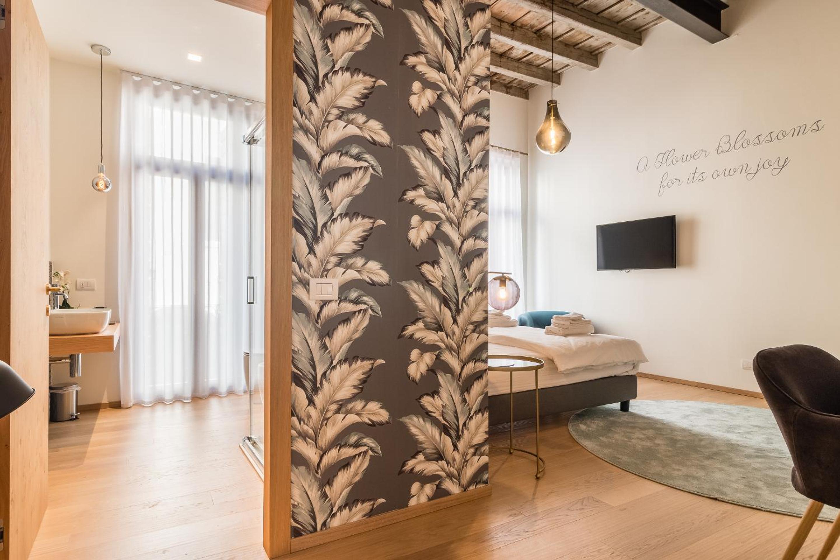 Large Double Room - Photo 9
