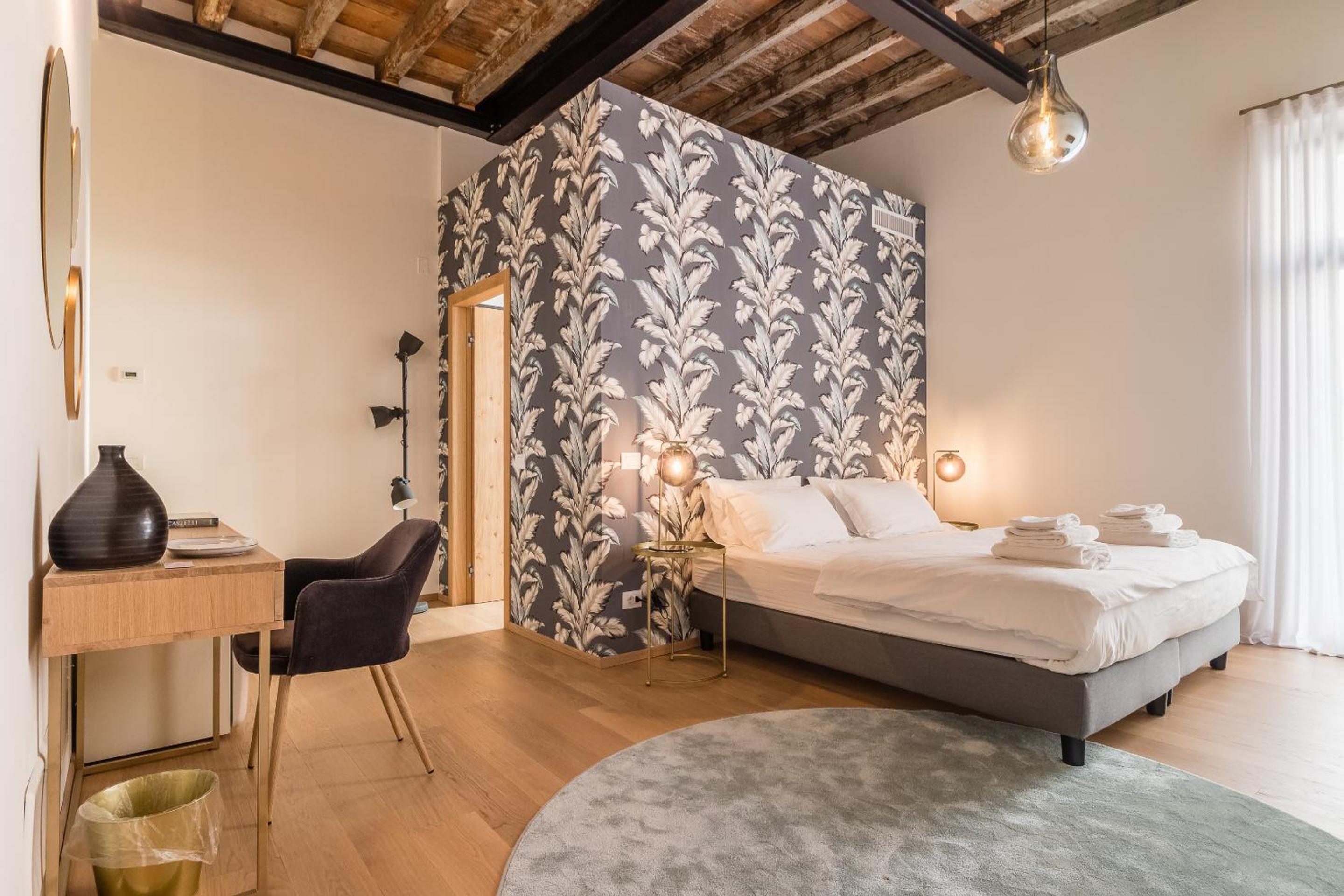 Large Double Room - Photo 10