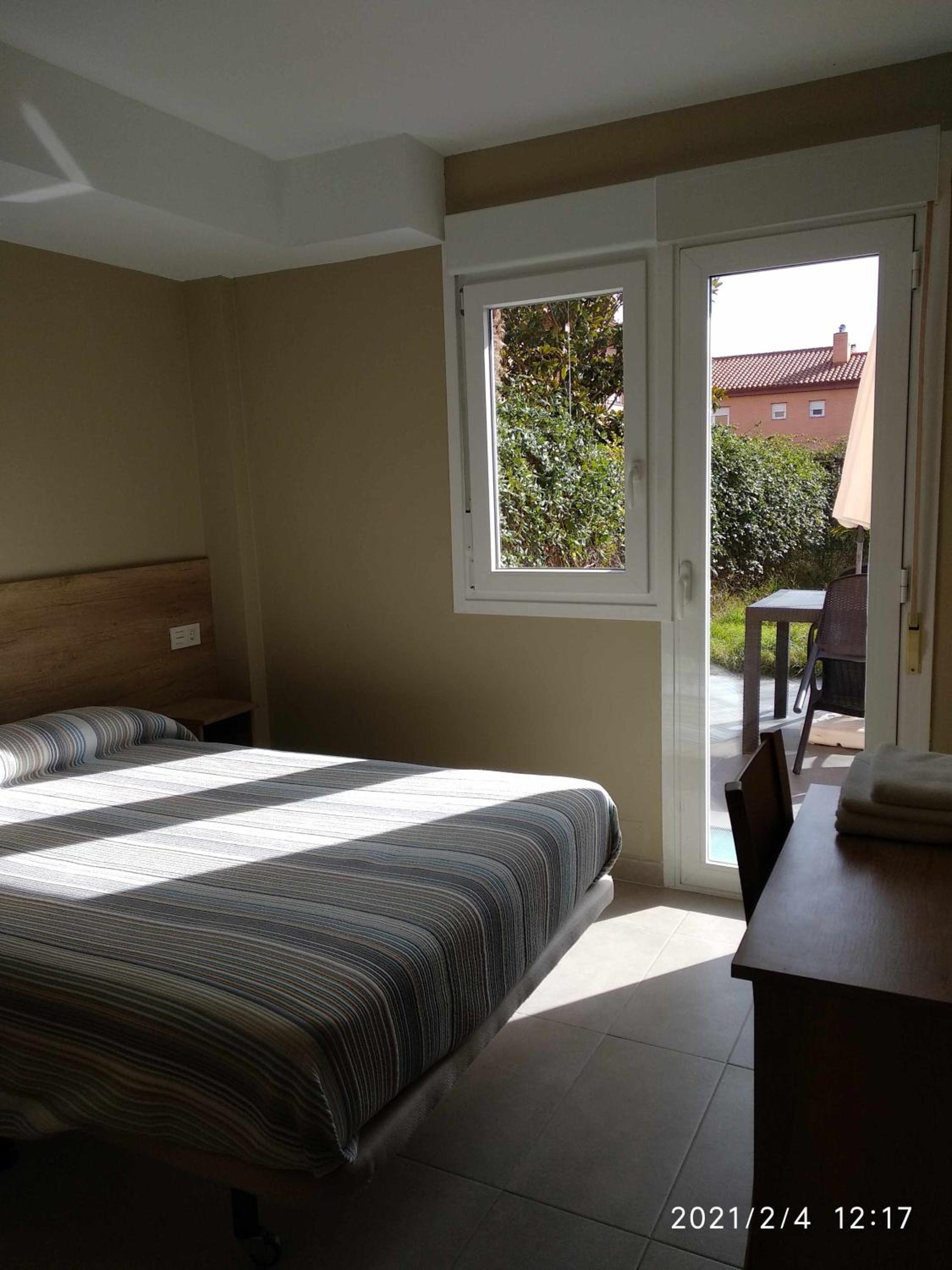 Standard Queen Room - Photo 11