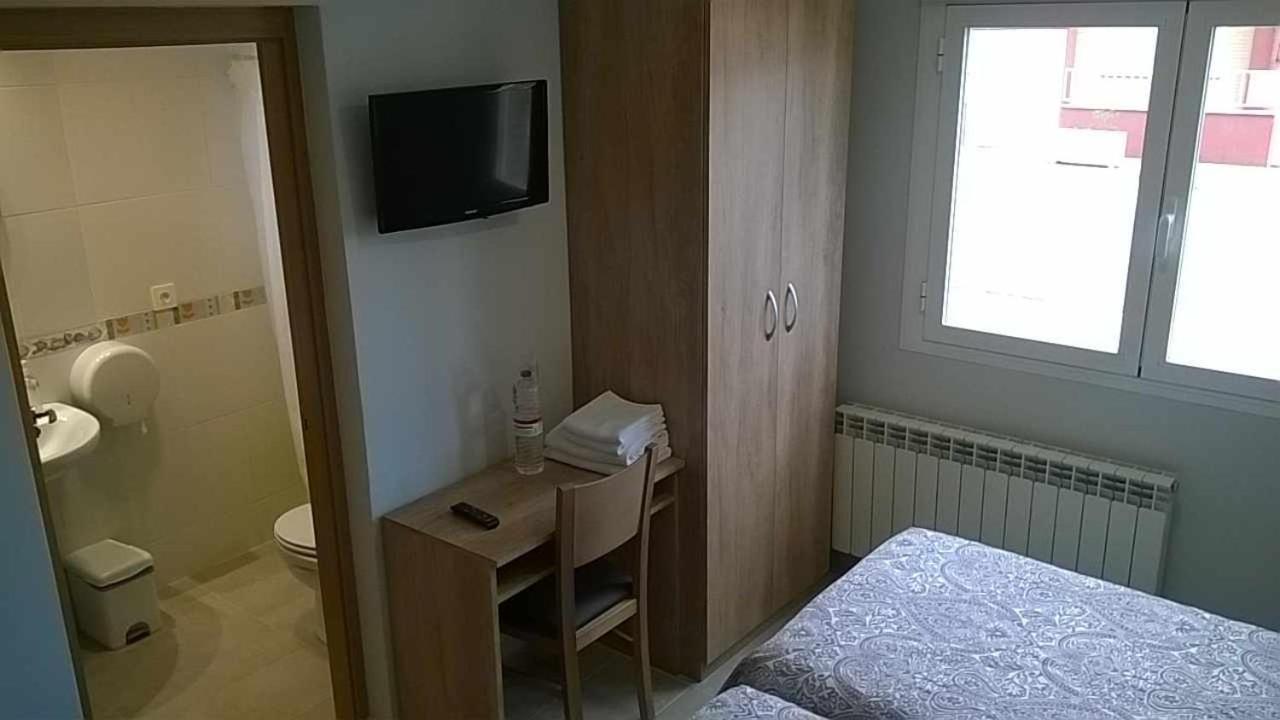 Twin Room with Private Bathroom - Photo 1
