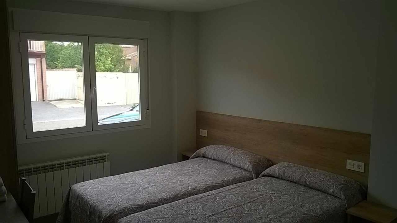 Twin Room with Private Bathroom - Photo 4