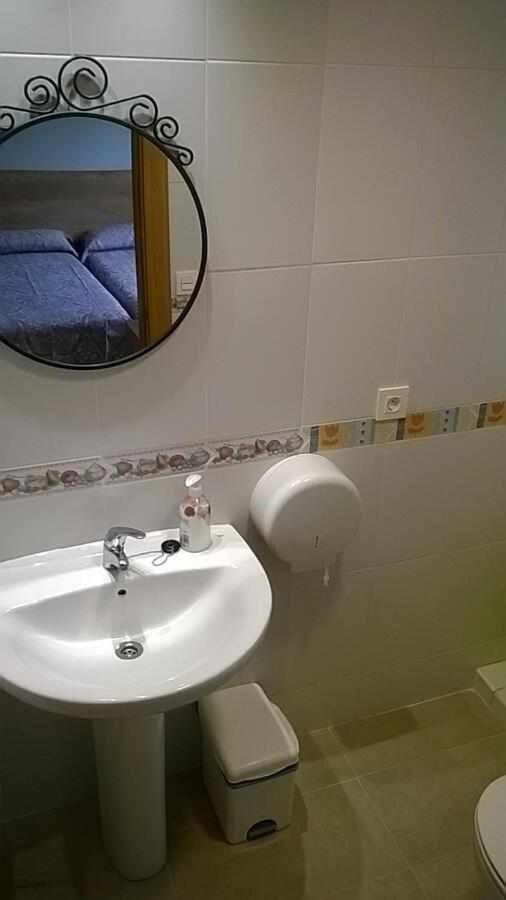 Twin Room with Private Bathroom - Photo 5