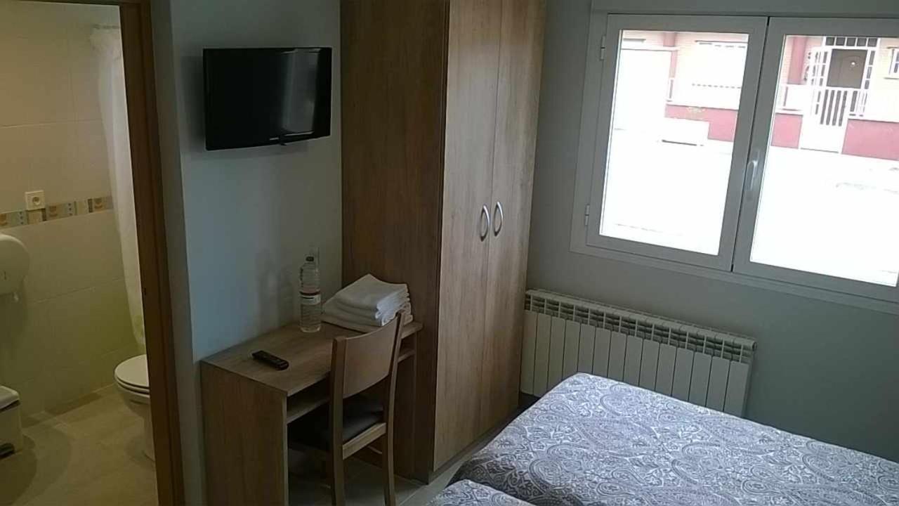 Twin Room with Private Bathroom - Photo 7