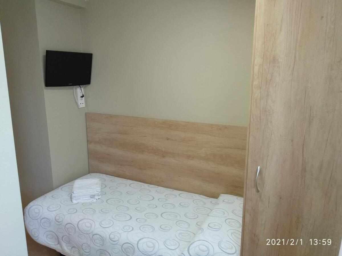 Single Room with Private Bathroom photo 2