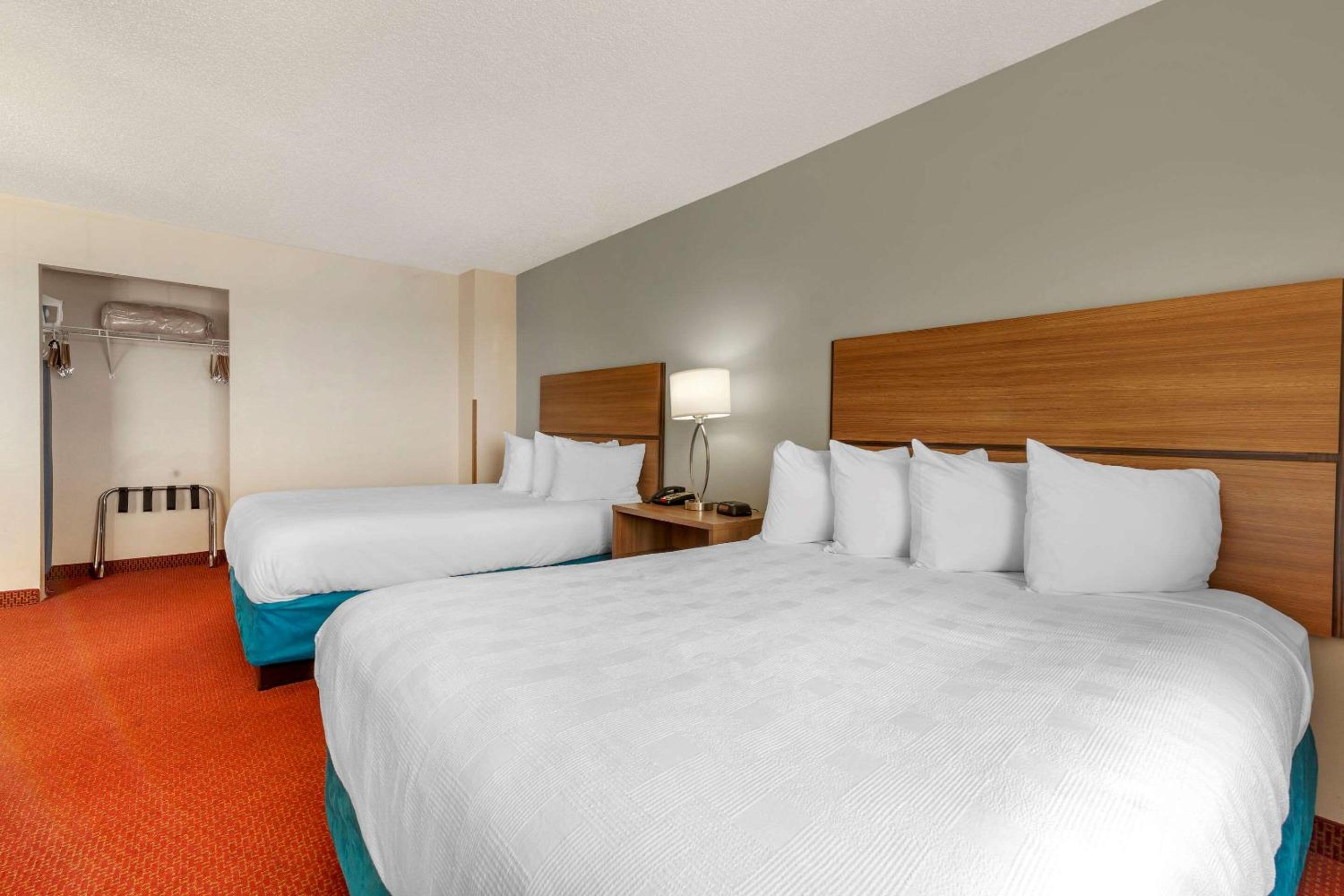 Queen Suite with Two Queen Beds - Non-Smoking - Photo 5