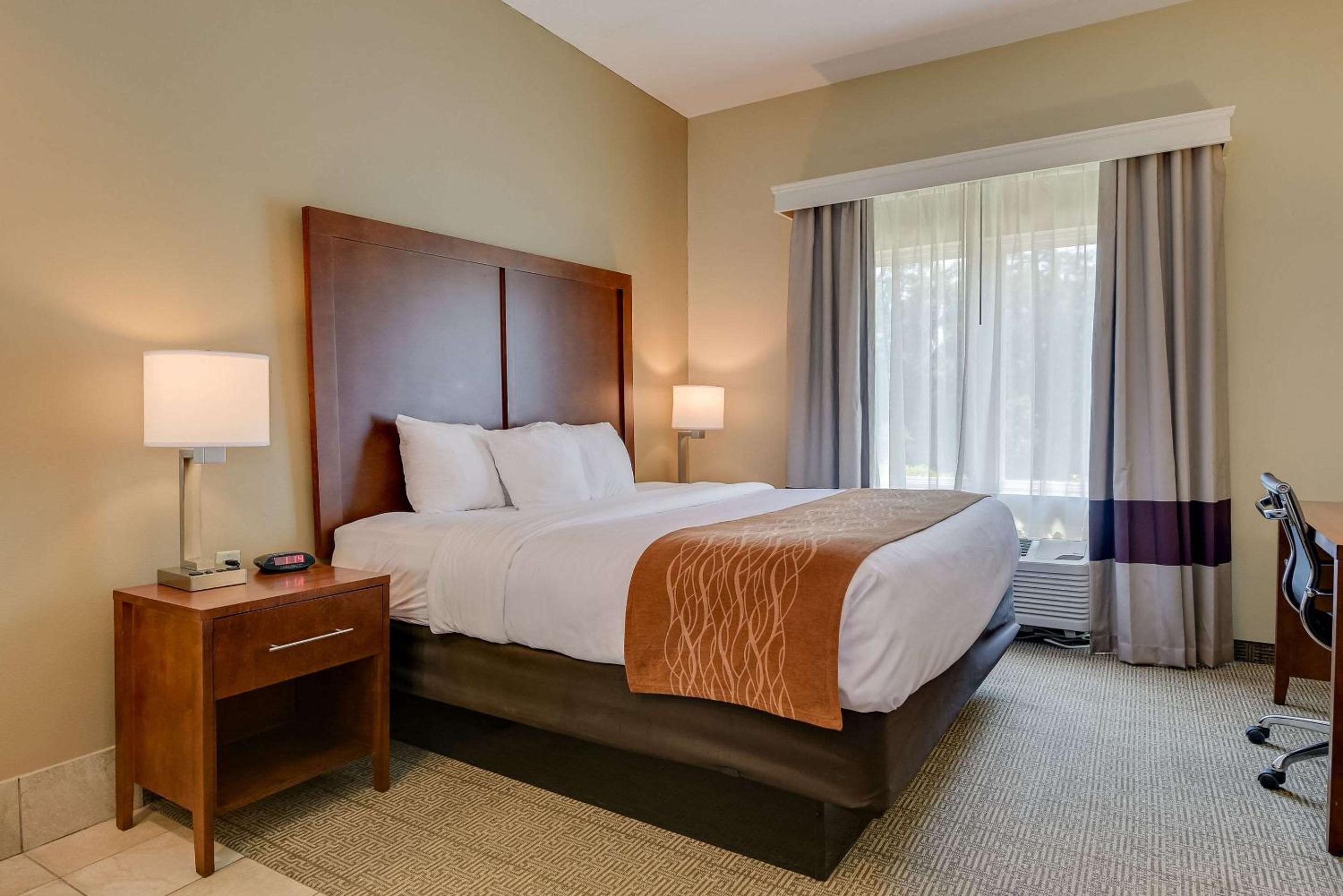 King Room with Whirlpool - Non-Smoking photo 3