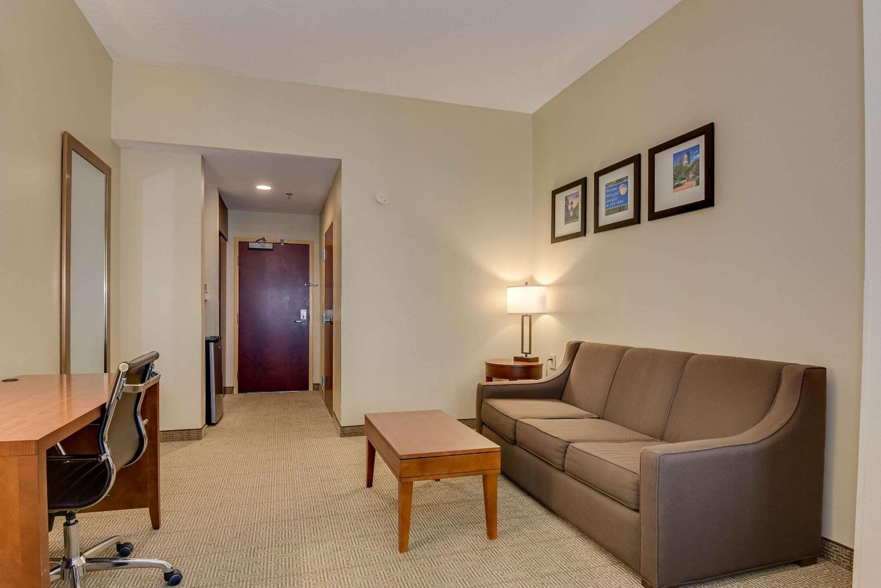 King Suite with Sofa Bed - Non-Smoking - Photo 4