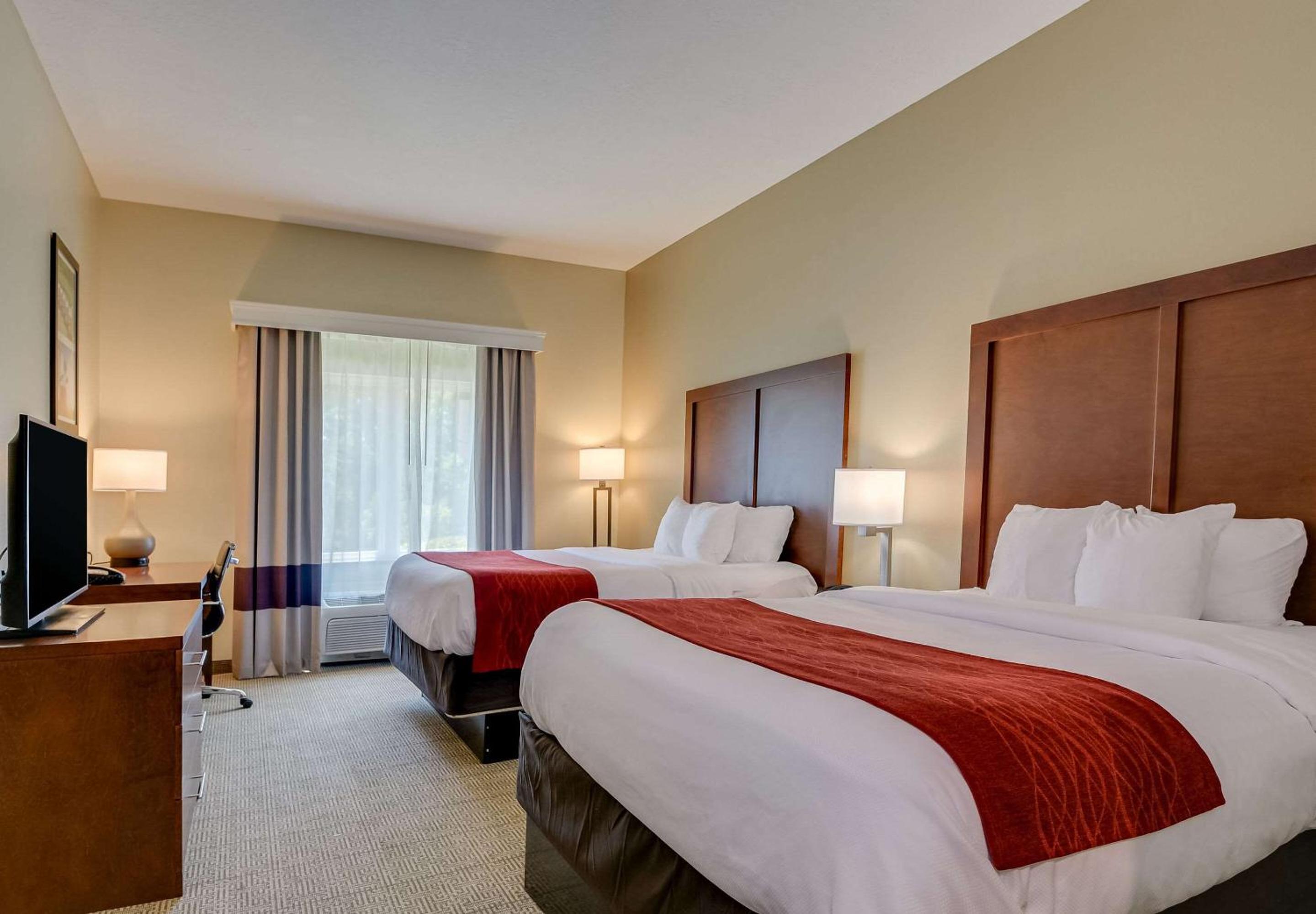 Queen Room with Two Queen Beds - Non-Smoking - Photo 1