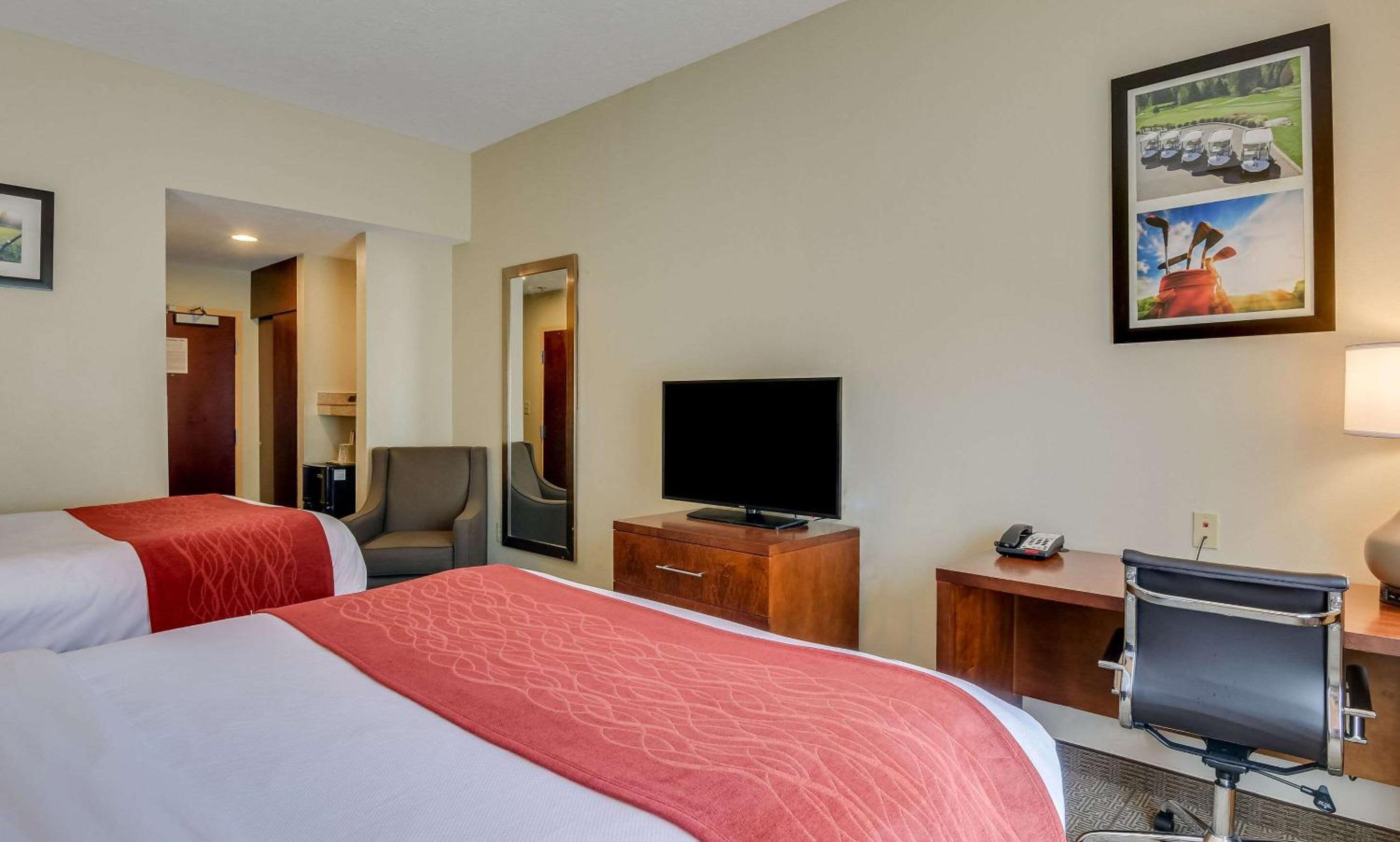 Queen Room with Two Queen Beds - Non-Smoking - Photo 2